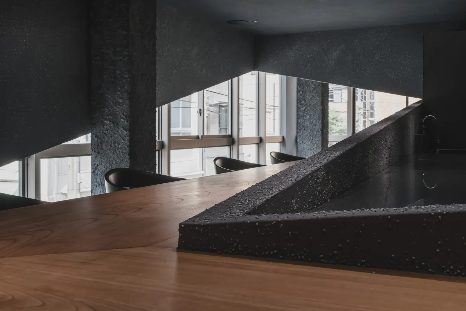 Entwined Wall Residence / IGArchitects — ресторан в Токио, собранный вокруг непрерывной стены