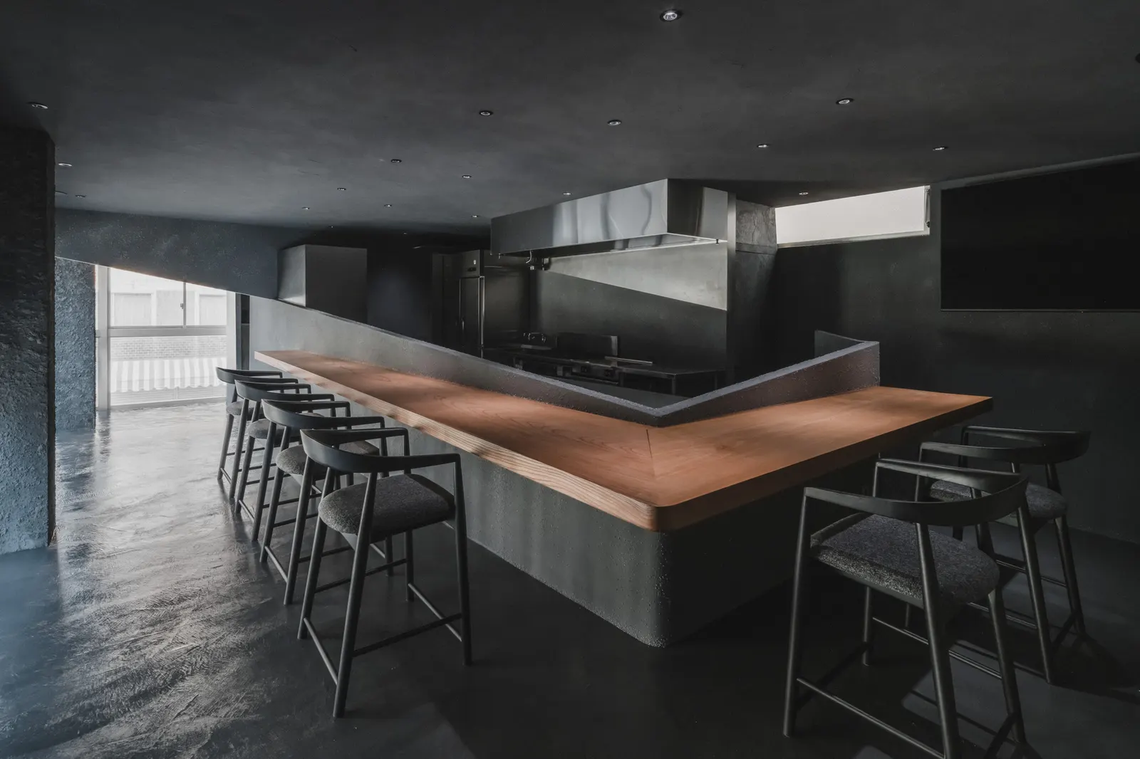 Entwined Wall Residence / IGArchitects — ресторан в Токио, собранный вокруг непрерывной стены