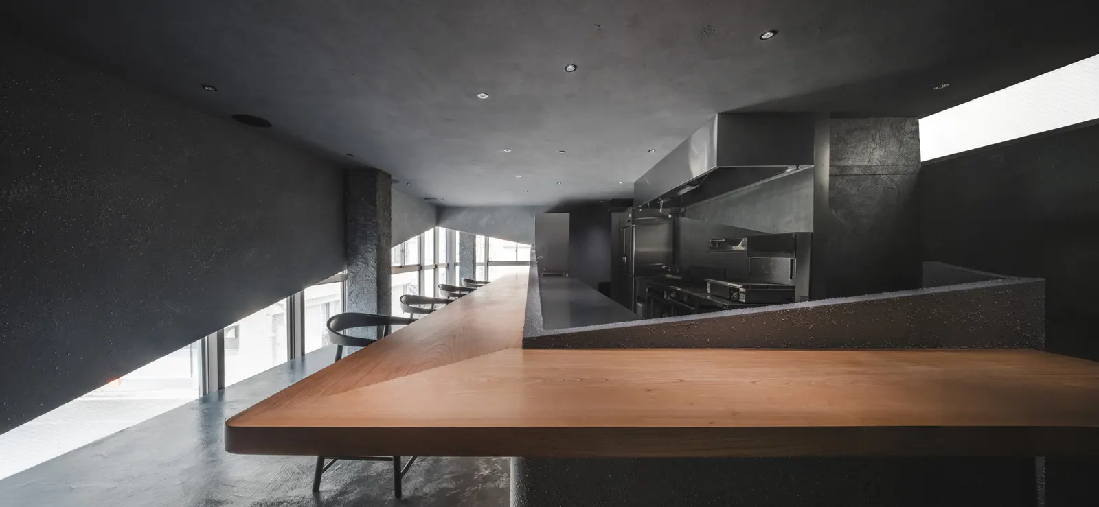 Entwined Wall Residence / IGArchitects — ресторан в Токио, собранный вокруг непрерывной стены