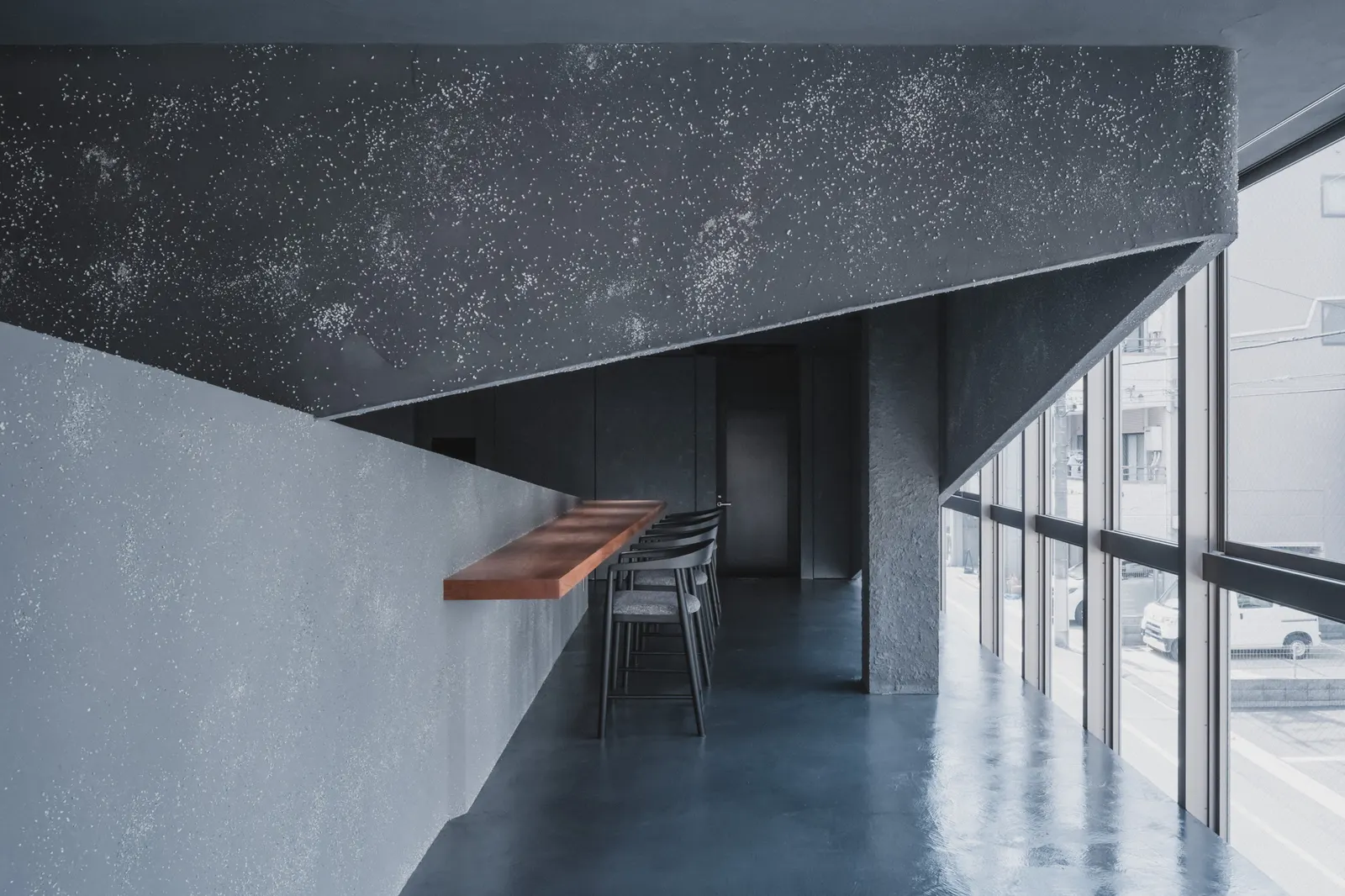 Entwined Wall Residence / IGArchitects — ресторан в Токио, собранный вокруг непрерывной стены