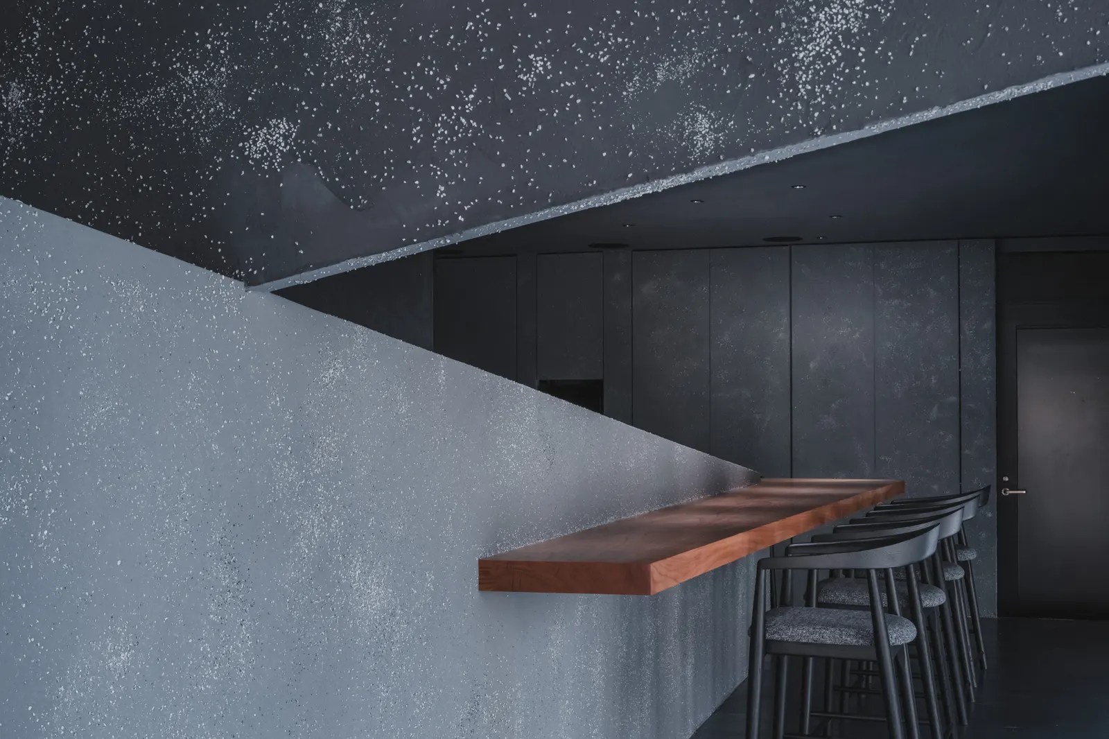 Entwined Wall Residence / IGArchitects — ресторан в Токио, собранный вокруг непрерывной стены