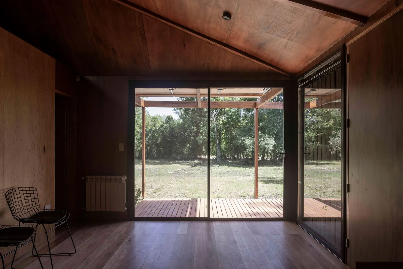 Дом для уикенда среди деревьев в Etchegoyen — проект wasingerbarletti arquitectos