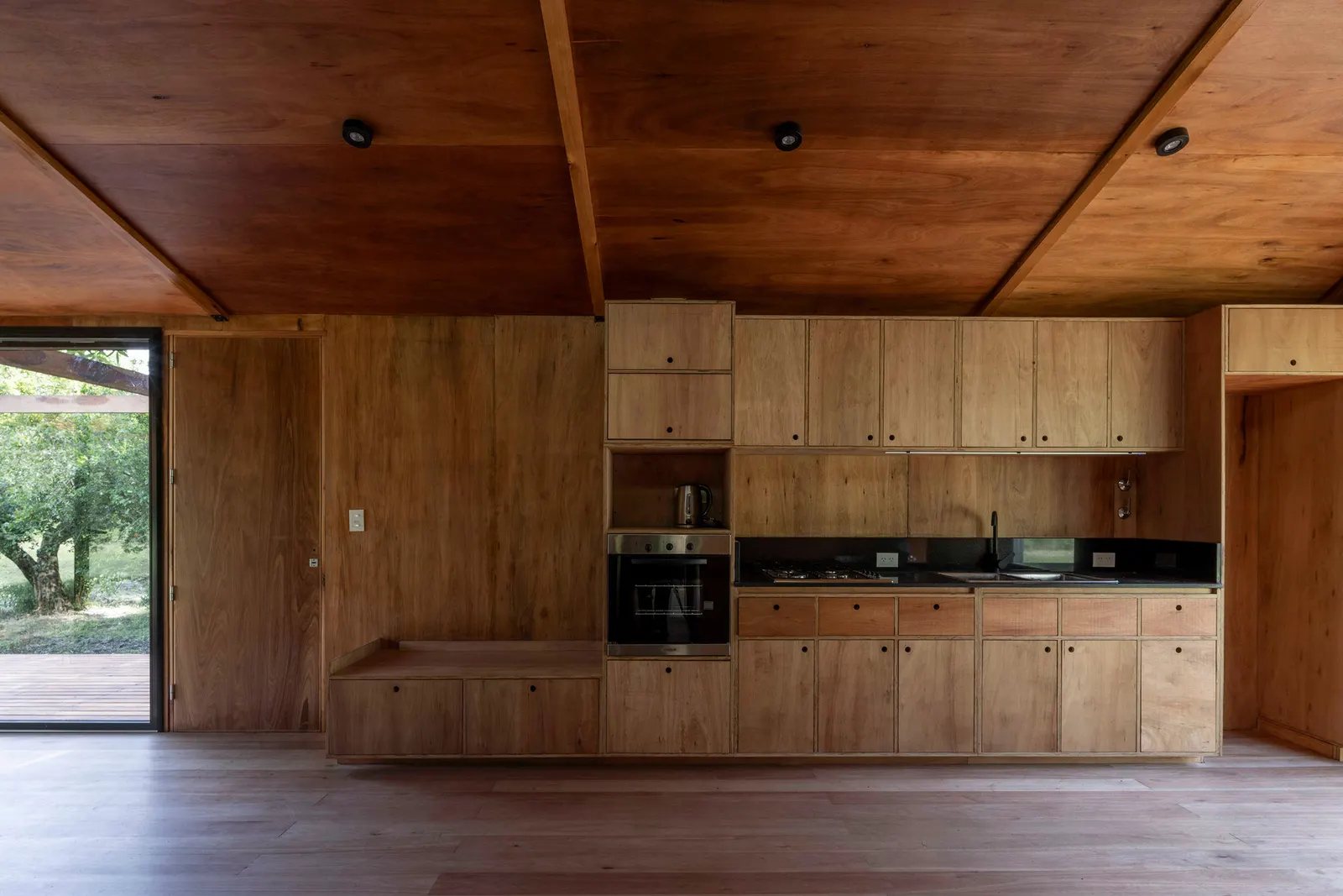 Дом для уикенда среди деревьев в Etchegoyen — проект wasingerbarletti arquitectos