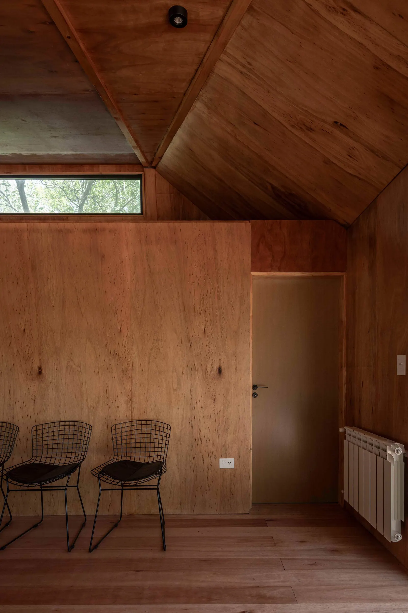 Дом для уикенда среди деревьев в Etchegoyen — проект wasingerbarletti arquitectos