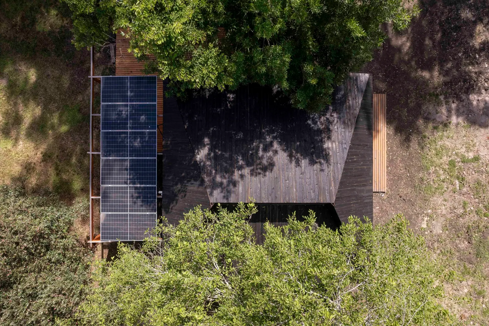 Дом для уикенда среди деревьев в Etchegoyen — проект wasingerbarletti arquitectos