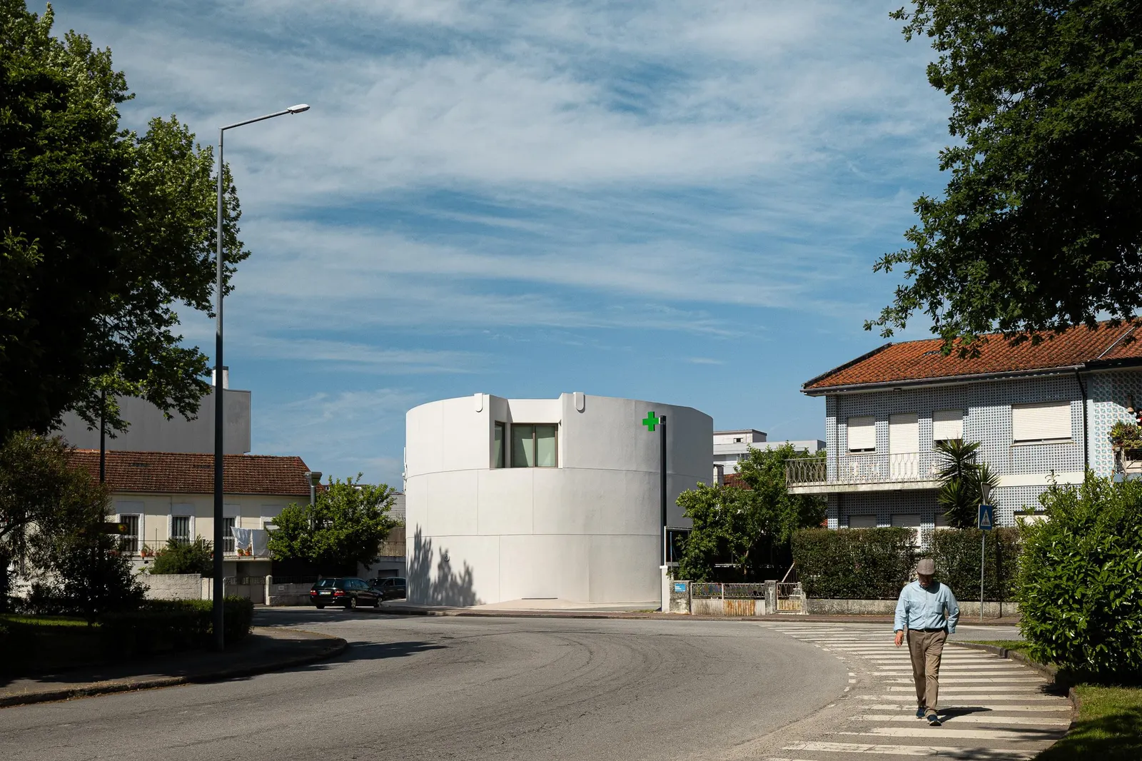 Аптека São João в Браге: компактный объем с изогнутым фасадом от Tsou Arquitectos