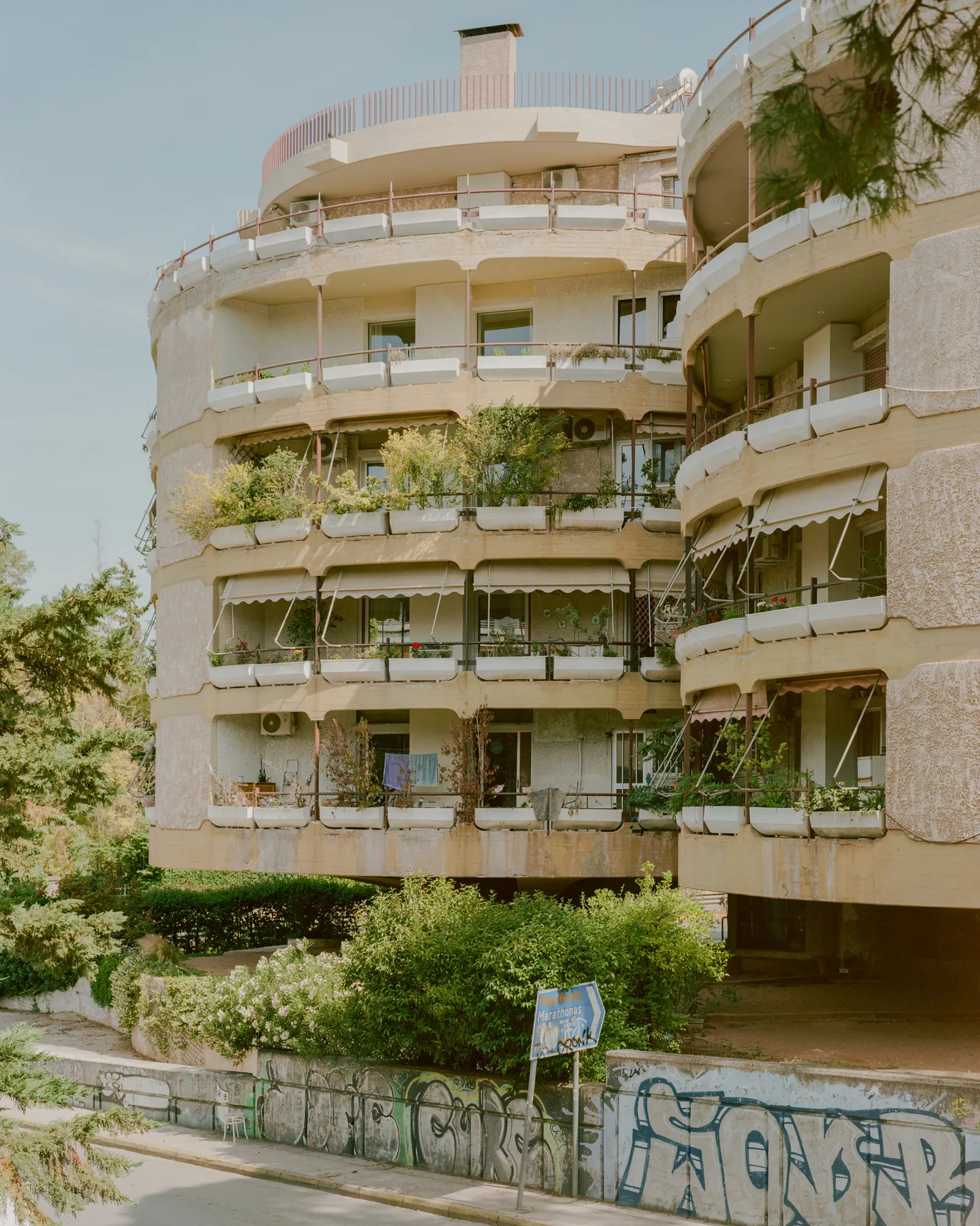 Kifisia Apartment: переосмысление бытовых границ в квартире 1970-х годов