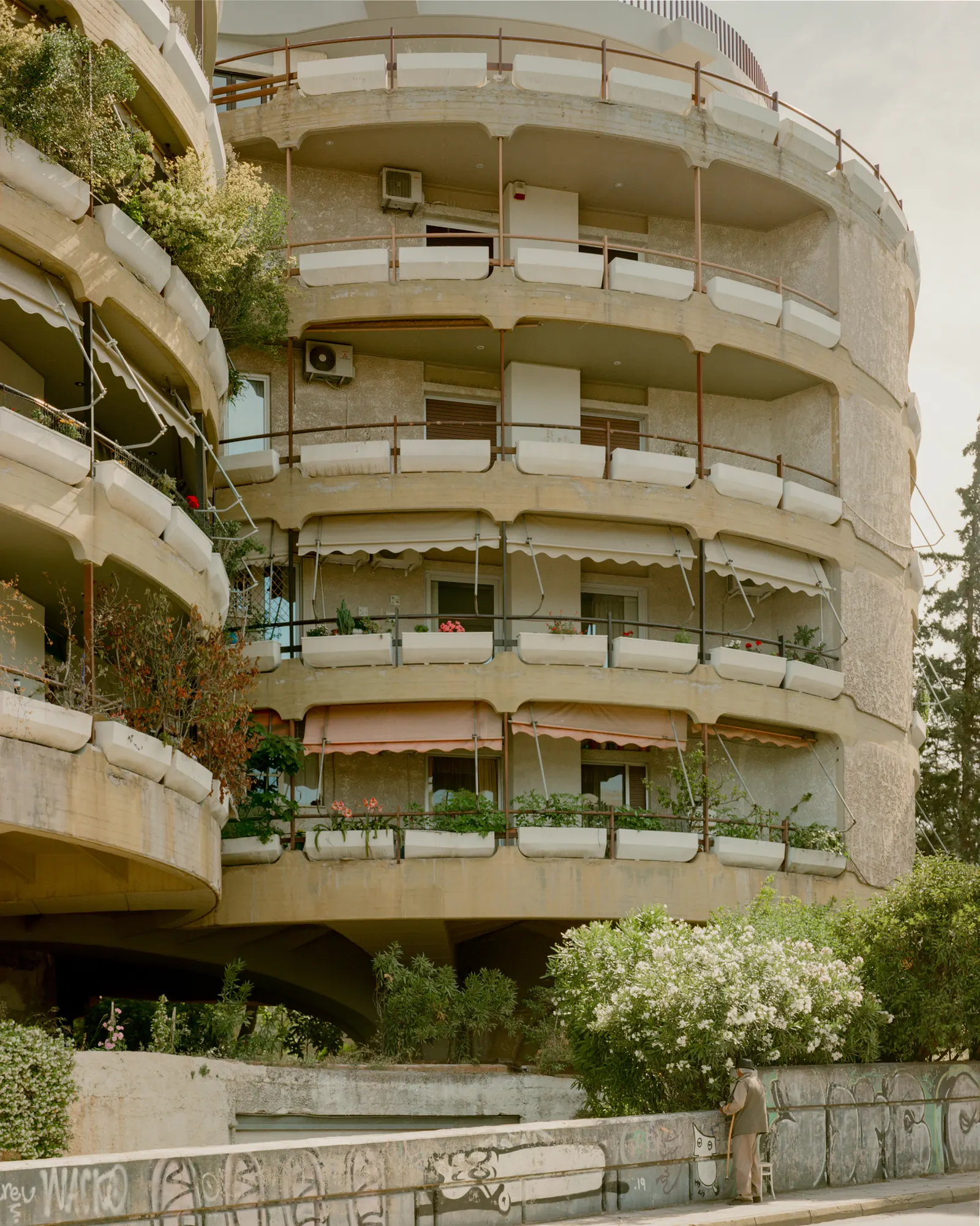 Kifisia Apartment: переосмысление бытовых границ в квартире 1970-х годов