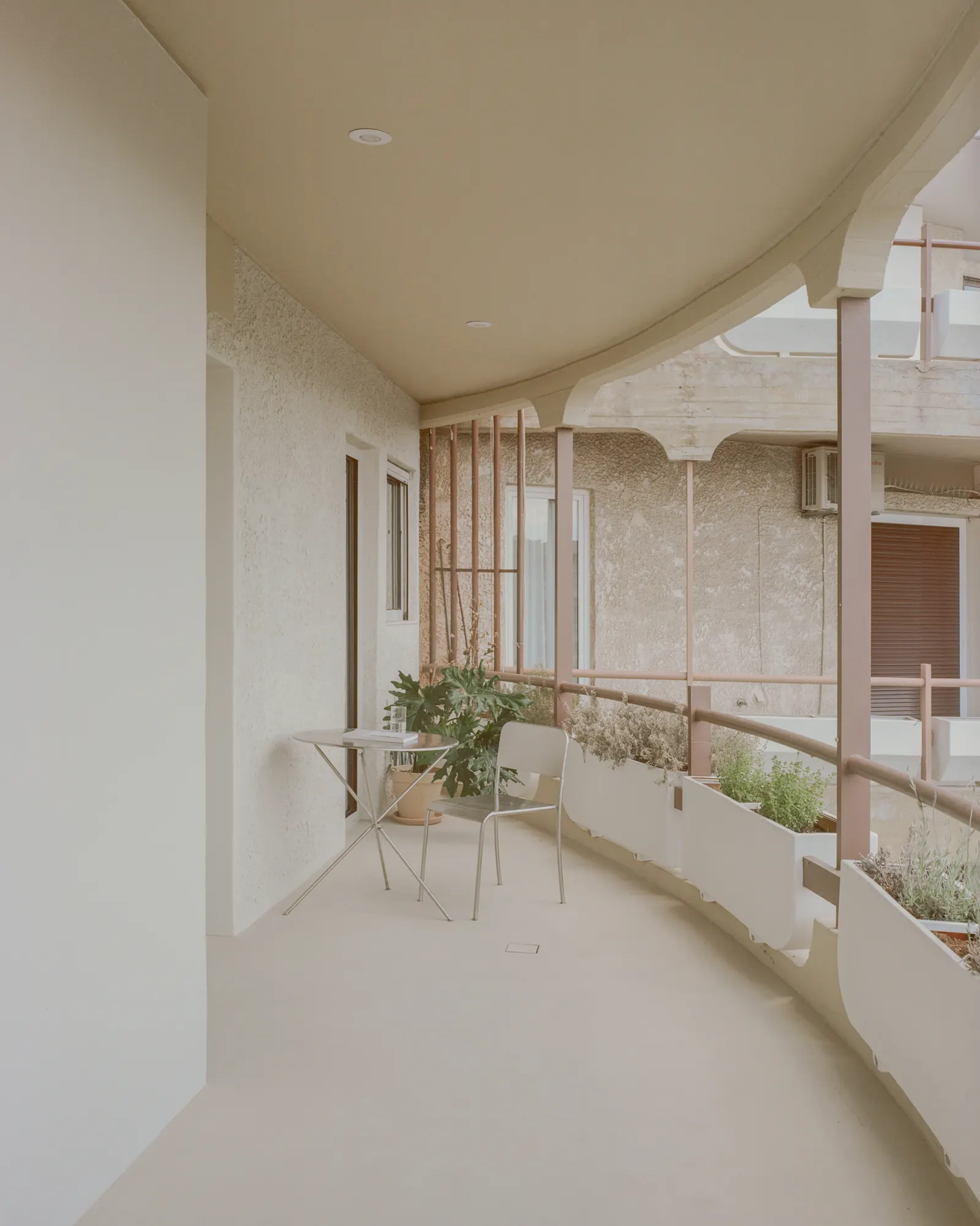 Kifisia Apartment: переосмысление бытовых границ в квартире 1970-х годов
