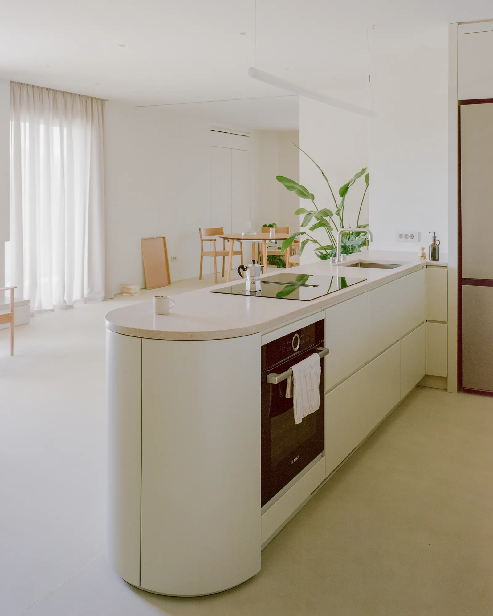 Kifisia Apartment: переосмысление бытовых границ в квартире 1970-х годов