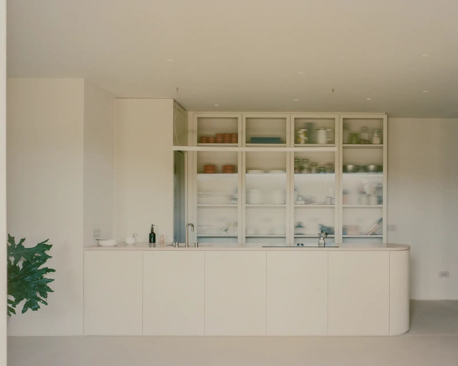 Kifisia Apartment: переосмысление бытовых границ в квартире 1970-х годов