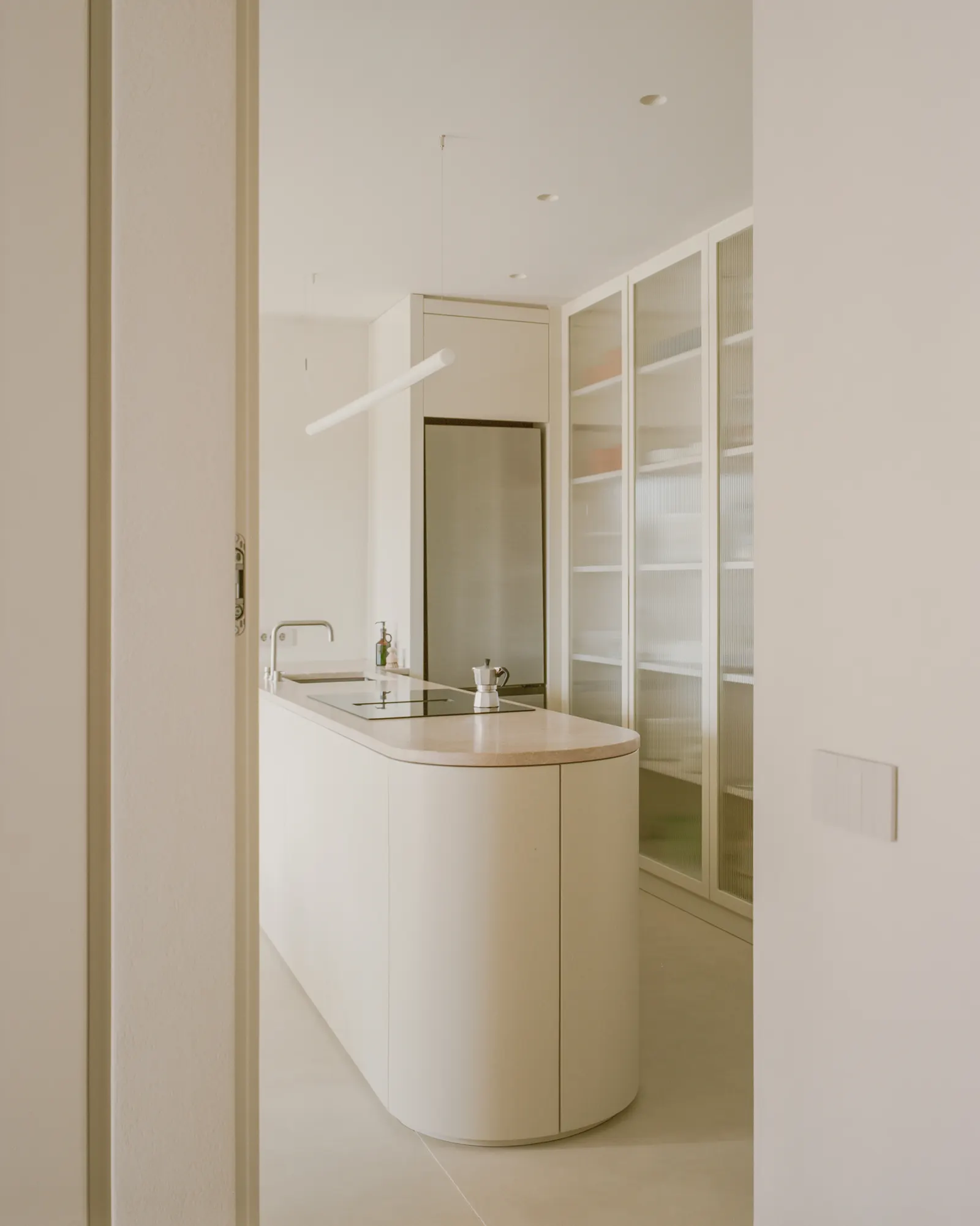 Kifisia Apartment: переосмысление бытовых границ в квартире 1970-х годов