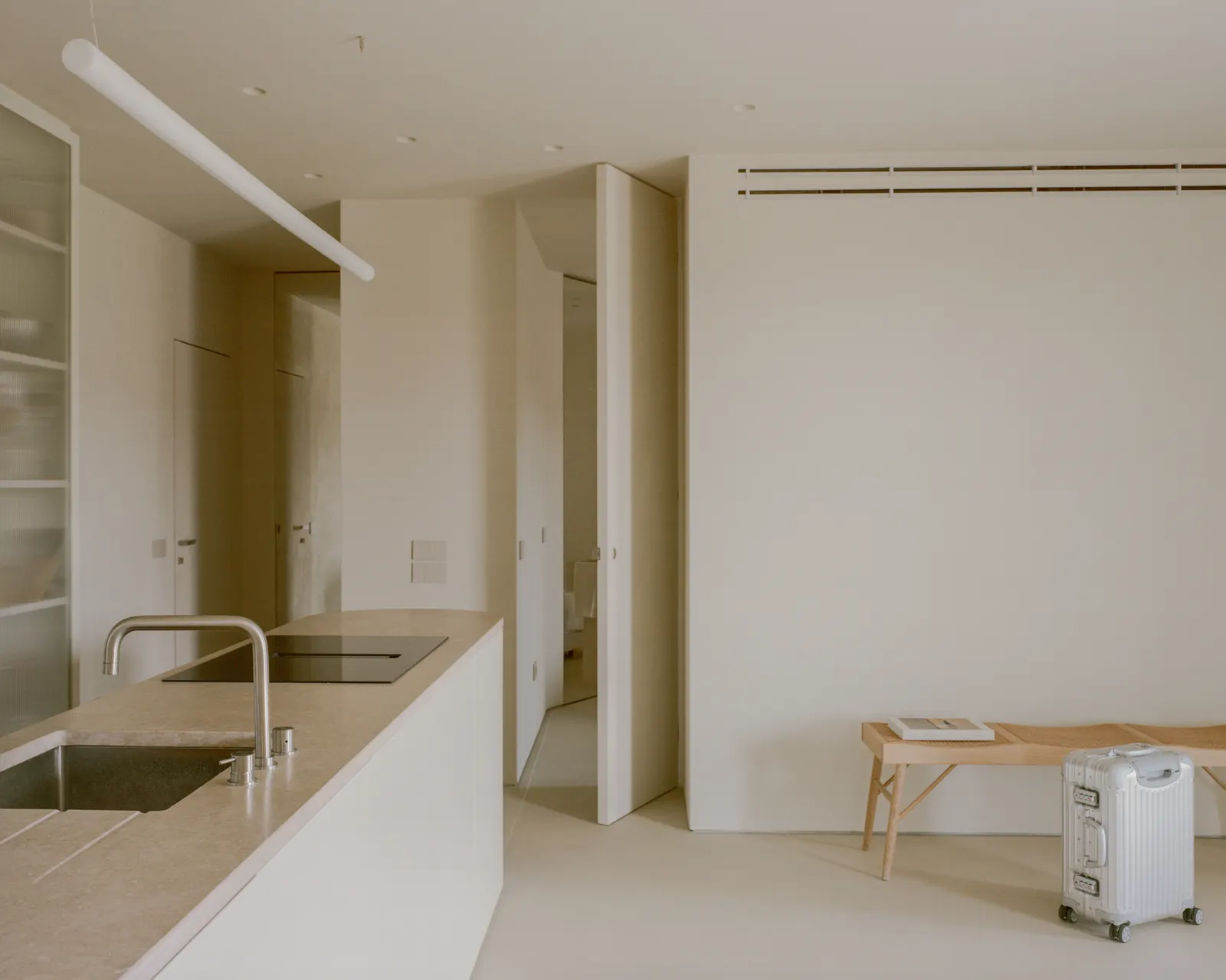 Kifisia Apartment: переосмысление бытовых границ в квартире 1970-х годов