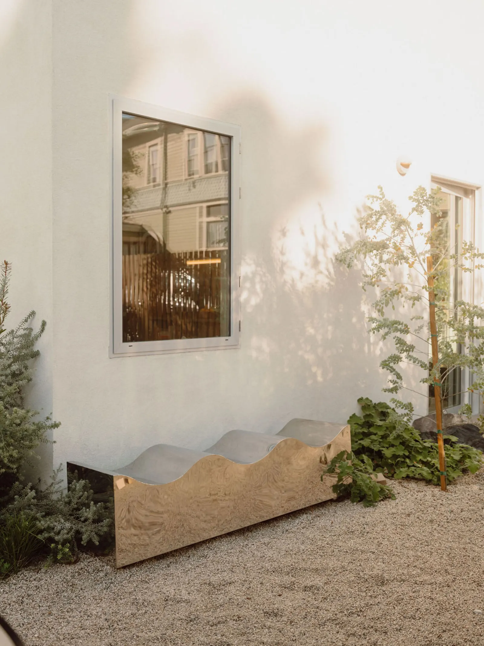 Дом Granada Echo Park House / Granada Form: белый кубический ADU в Angelino Heights