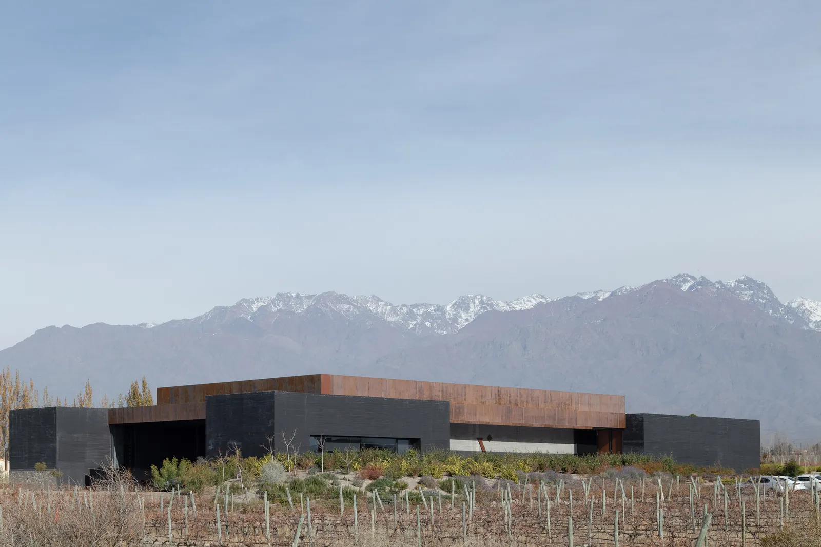La Vigilia Winery: винодельня как точный баланс объёмов, света и тени