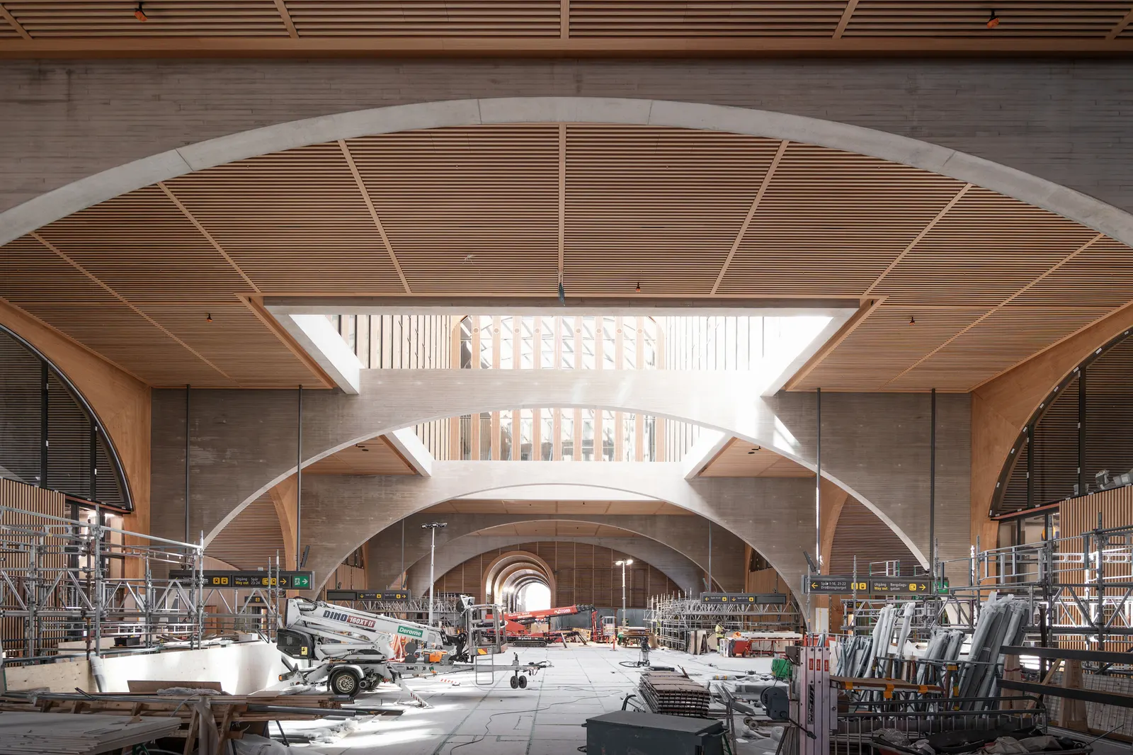 Reiulf Ramstad Arkitekter спроектировали новый железнодорожный вокзал Gothenburg Grand Central в Швеции с повторным использованием кирпича и стали