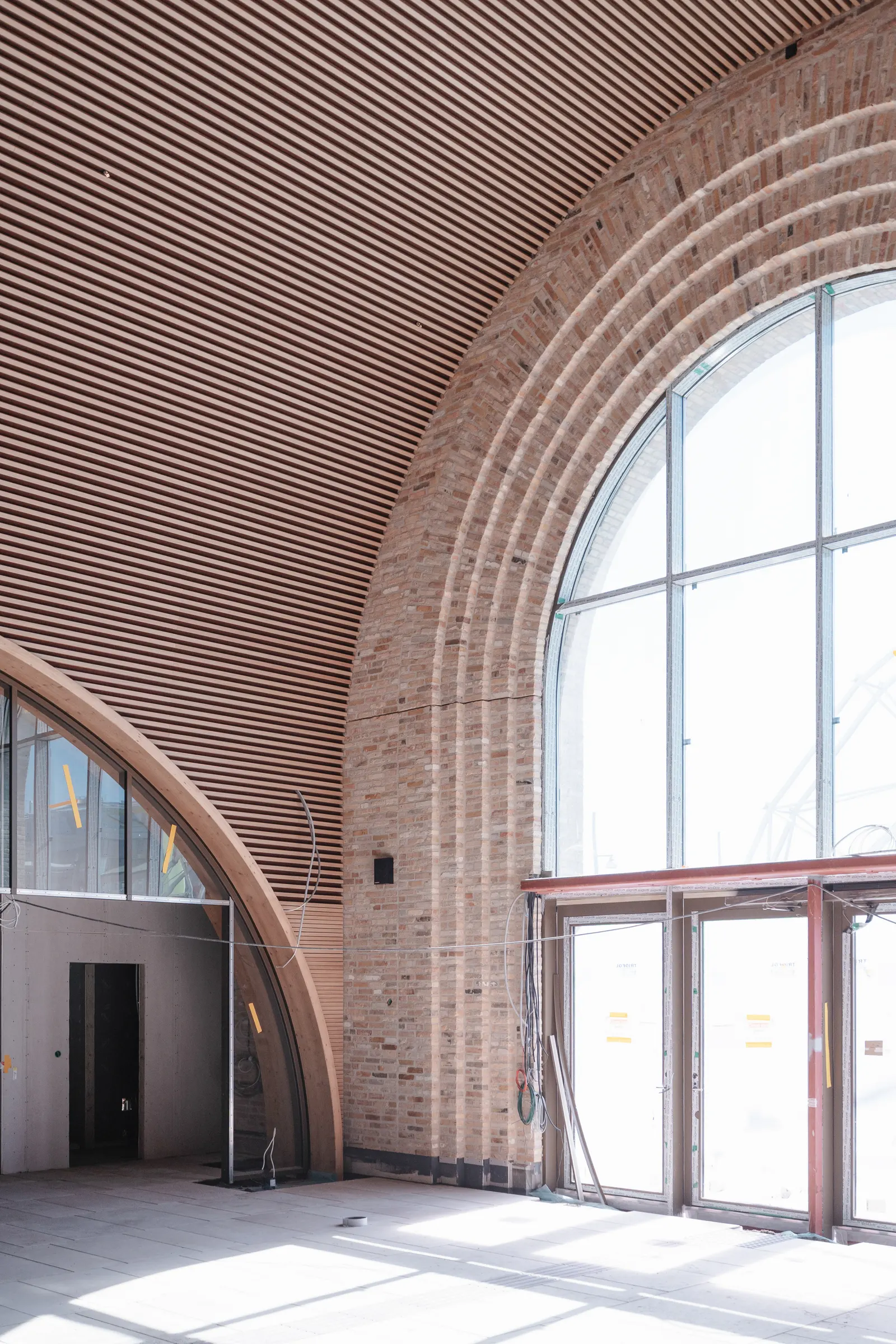 Reiulf Ramstad Arkitekter спроектировали новый железнодорожный вокзал Gothenburg Grand Central в Швеции с повторным использованием кирпича и стали