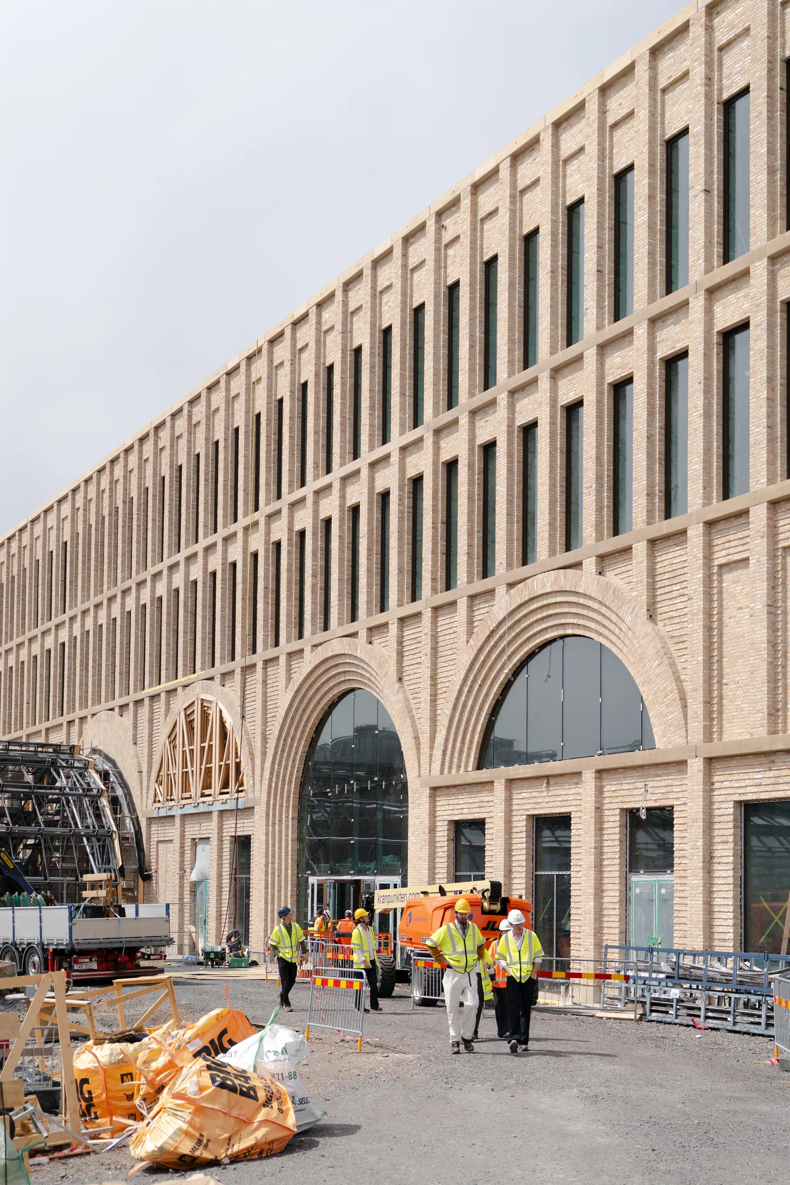 Reiulf Ramstad Arkitekter спроектировали новый железнодорожный вокзал Gothenburg Grand Central в Швеции с повторным использованием кирпича и стали