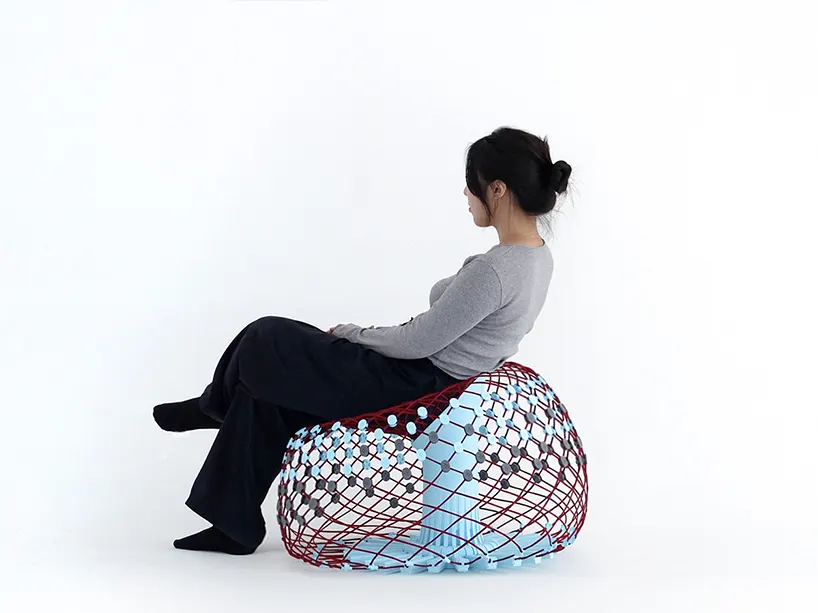 Кресло Re-flat pack от Jisu Yoon: мягкая мебель, которая складывается и раскрывается одним движением