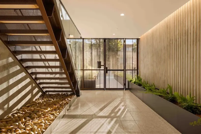 Harper Avenue Apartments: SPF:architects uses bronze corrugated metal to reshape multifamily housing в West Hollywood
