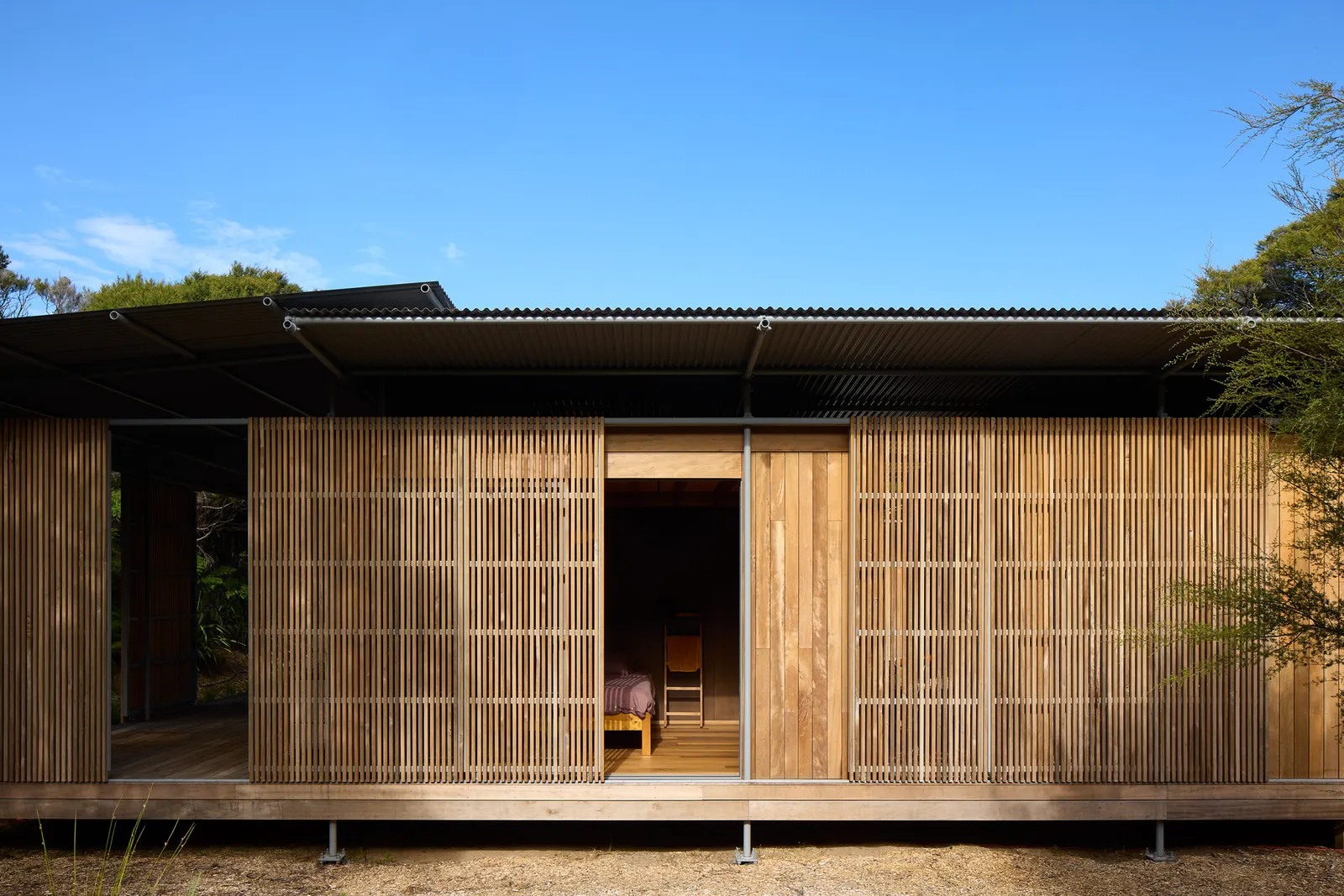 House for Camping / Patchwork Architecture — дом на границе национального парка в Awaroa