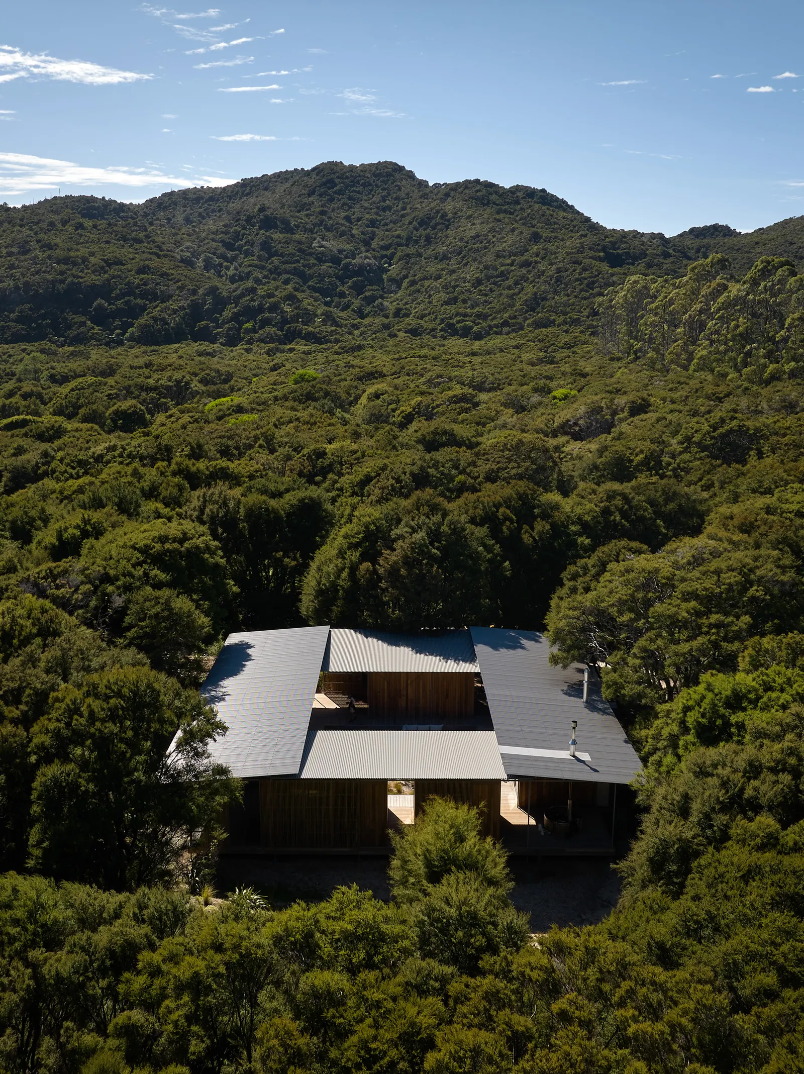 House for Camping / Patchwork Architecture — дом на границе национального парка в Awaroa