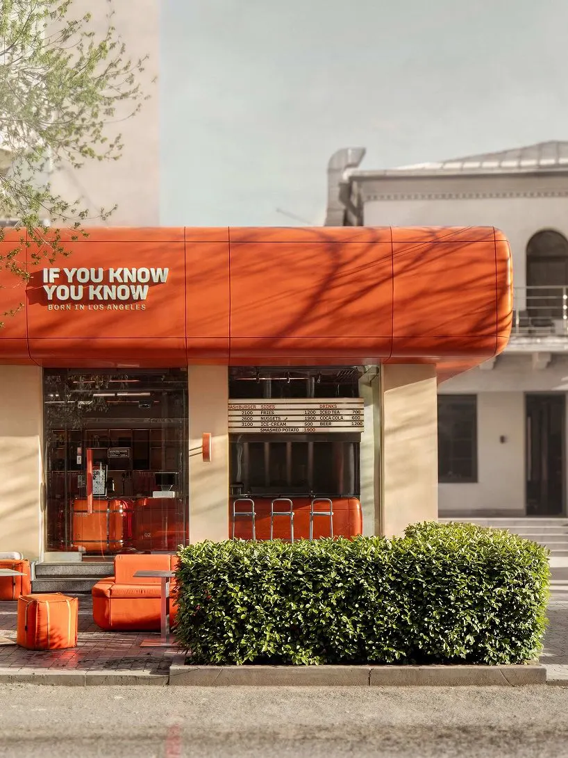 Интерьер первого smash burger ресторана IYKYK в Ереване от DA BUREAU