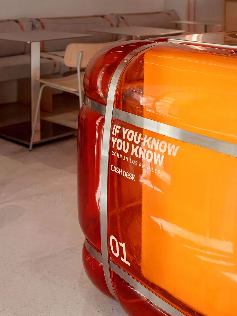 Интерьер первого smash burger ресторана IYKYK в Ереване от DA BUREAU