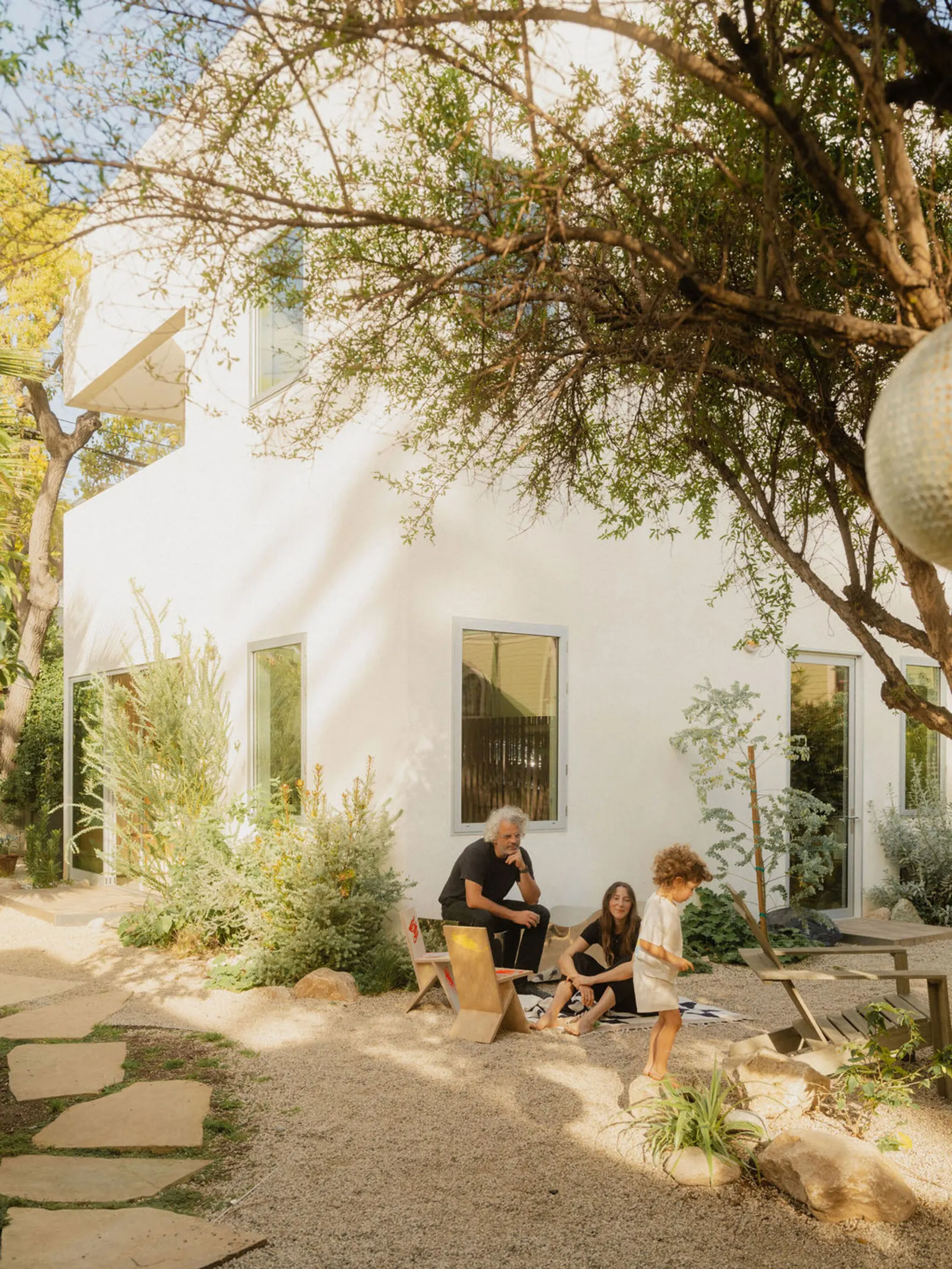Дом Granada Echo Park House / Granada Form: белый кубический ADU в Angelino Heights
