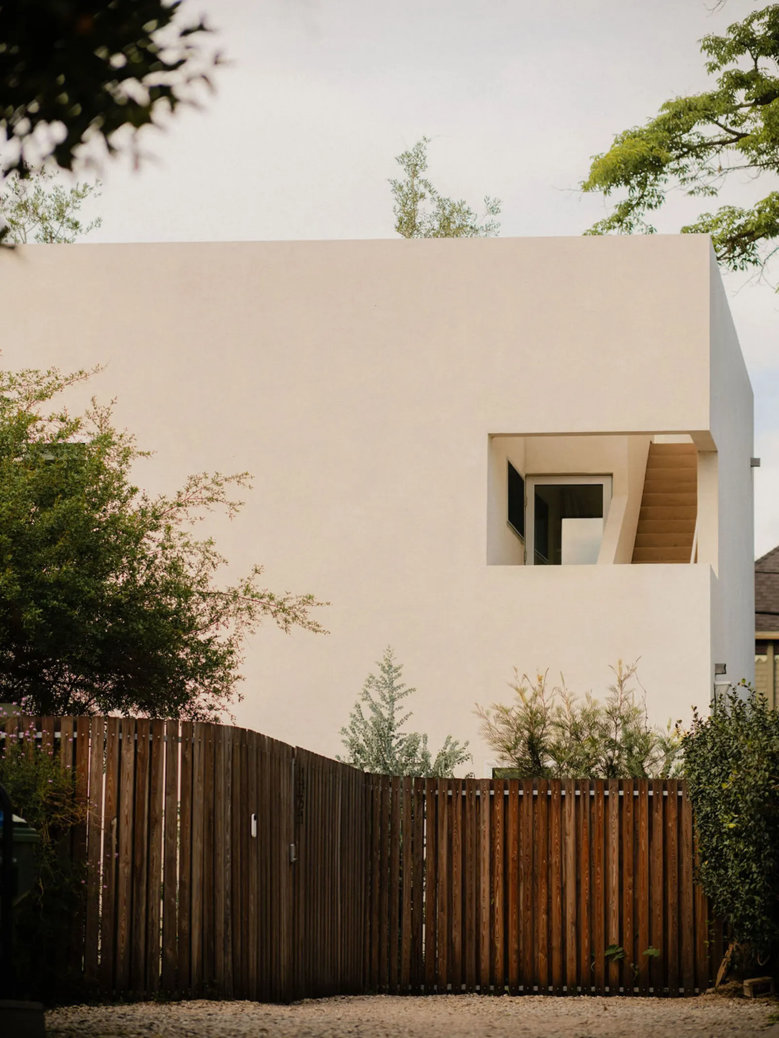 Дом Granada Echo Park House / Granada Form: белый кубический ADU в Angelino Heights