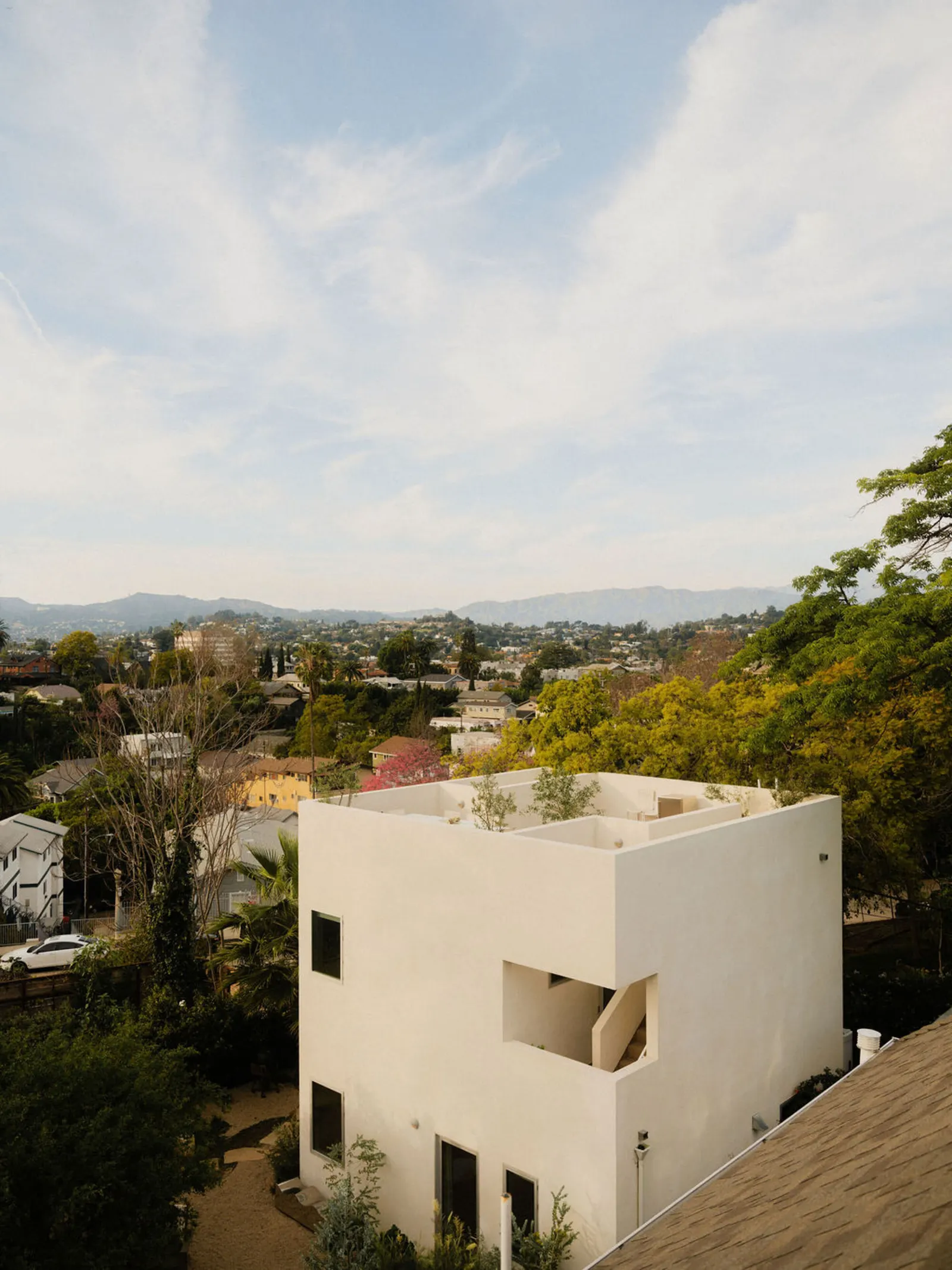 Дом Granada Echo Park House / Granada Form: белый кубический ADU в Angelino Heights