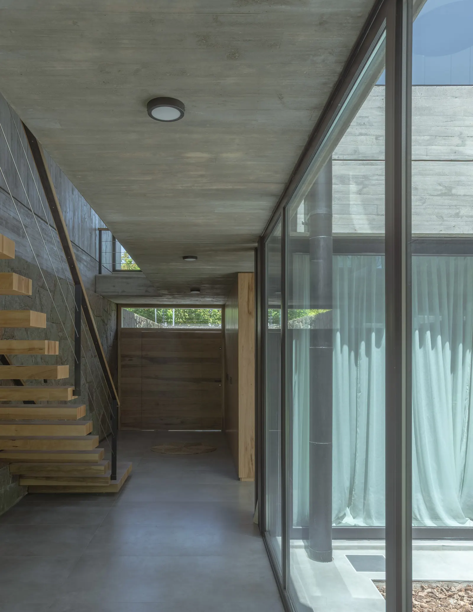 H1 House / Genovesi Arquitectos — дом в Сан-Рафаэле, встроенный в зеленую городскую ткань