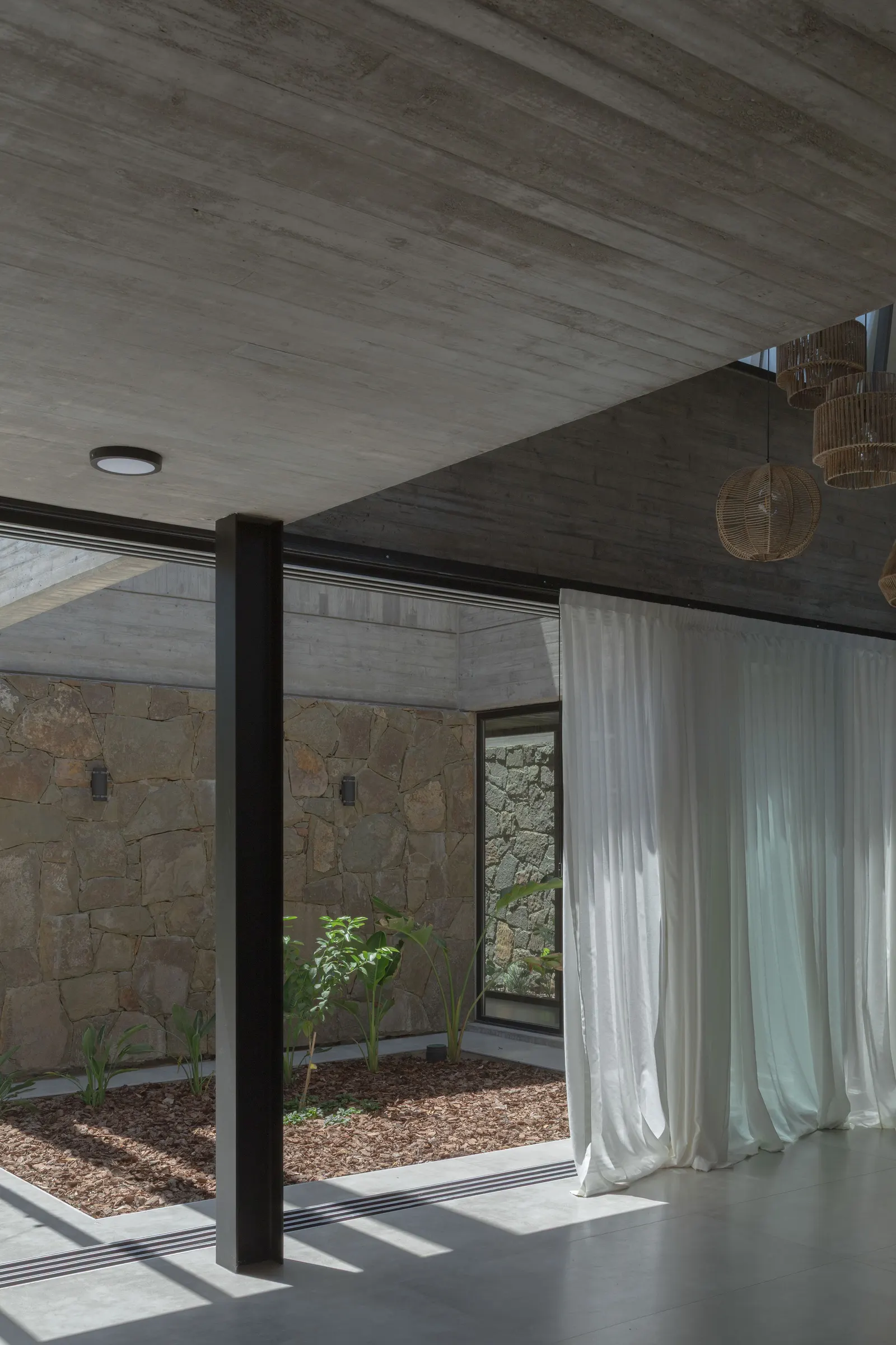 H1 House / Genovesi Arquitectos — дом в Сан-Рафаэле, встроенный в зеленую городскую ткань
