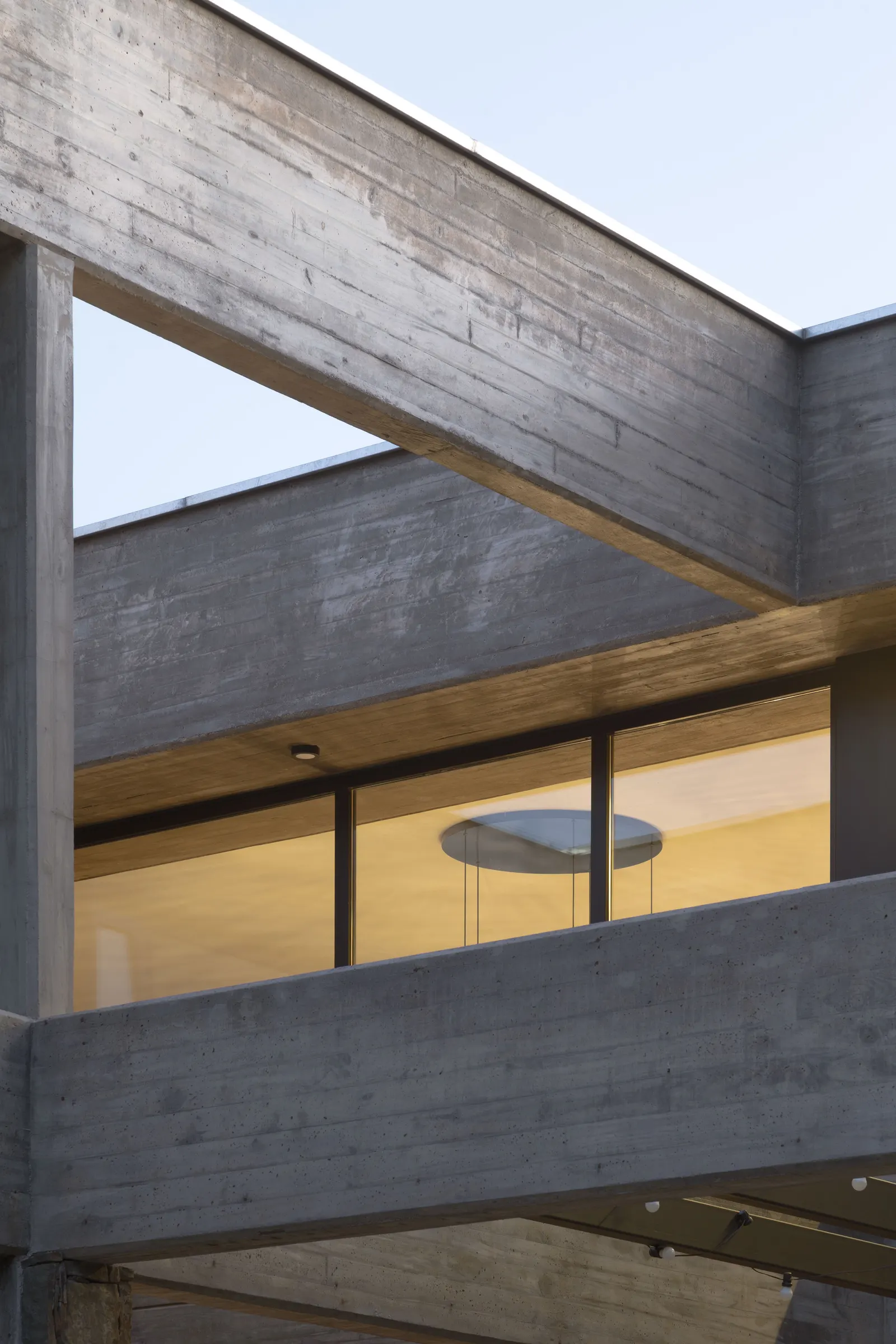 H1 House / Genovesi Arquitectos — дом в Сан-Рафаэле, встроенный в зеленую городскую ткань
