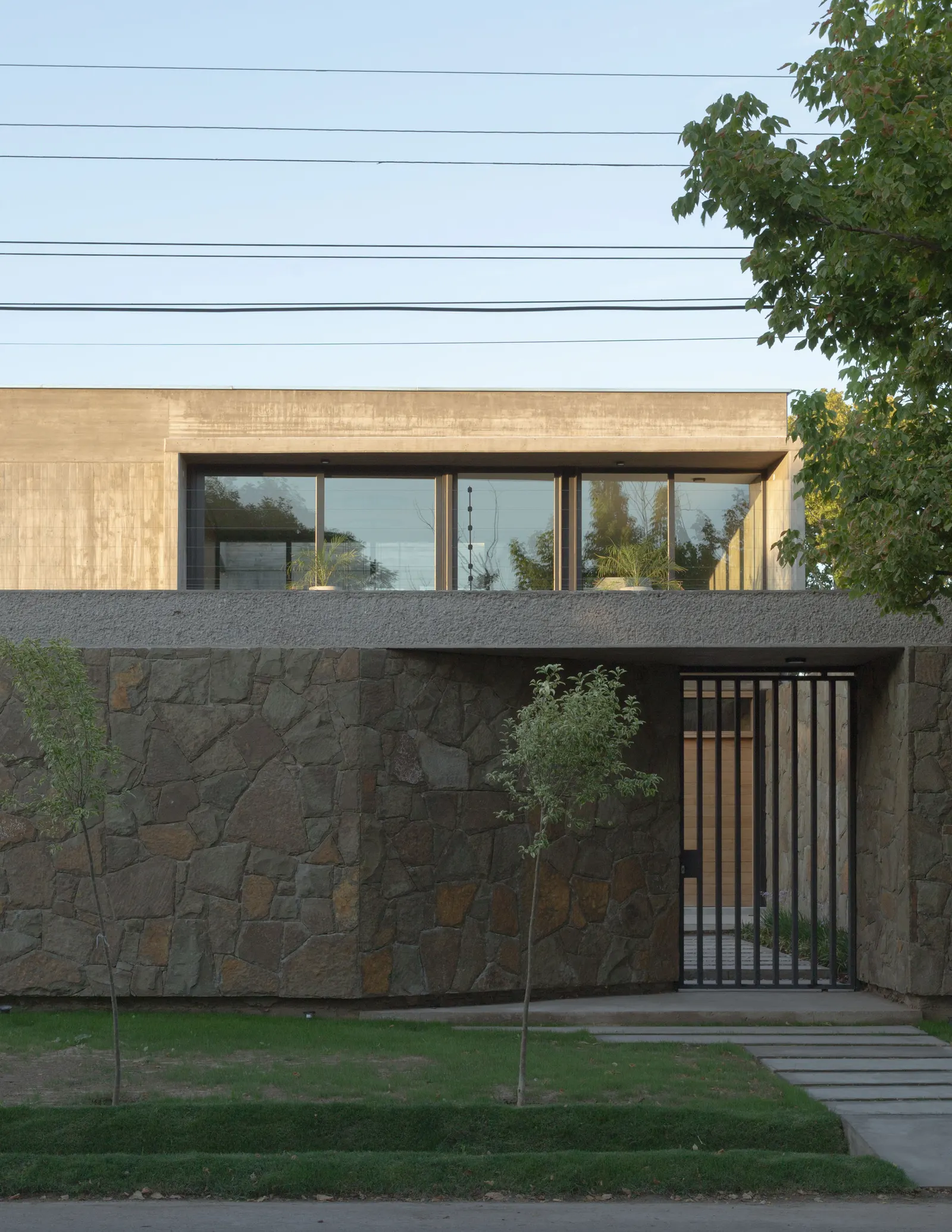 H1 House / Genovesi Arquitectos — дом в Сан-Рафаэле, встроенный в зеленую городскую ткань