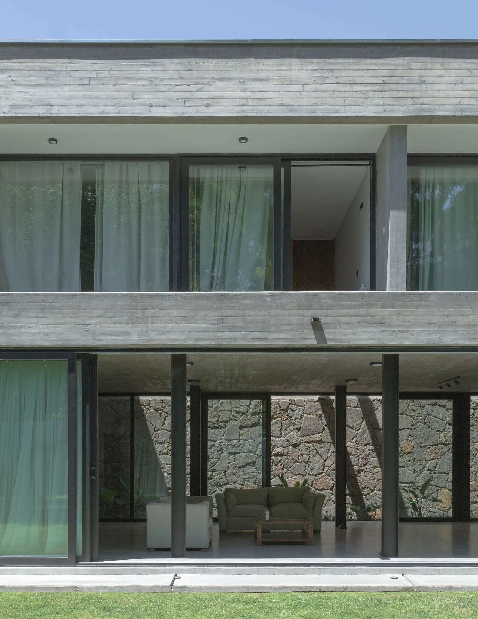 H1 House / Genovesi Arquitectos — дом в Сан-Рафаэле, встроенный в зеленую городскую ткань