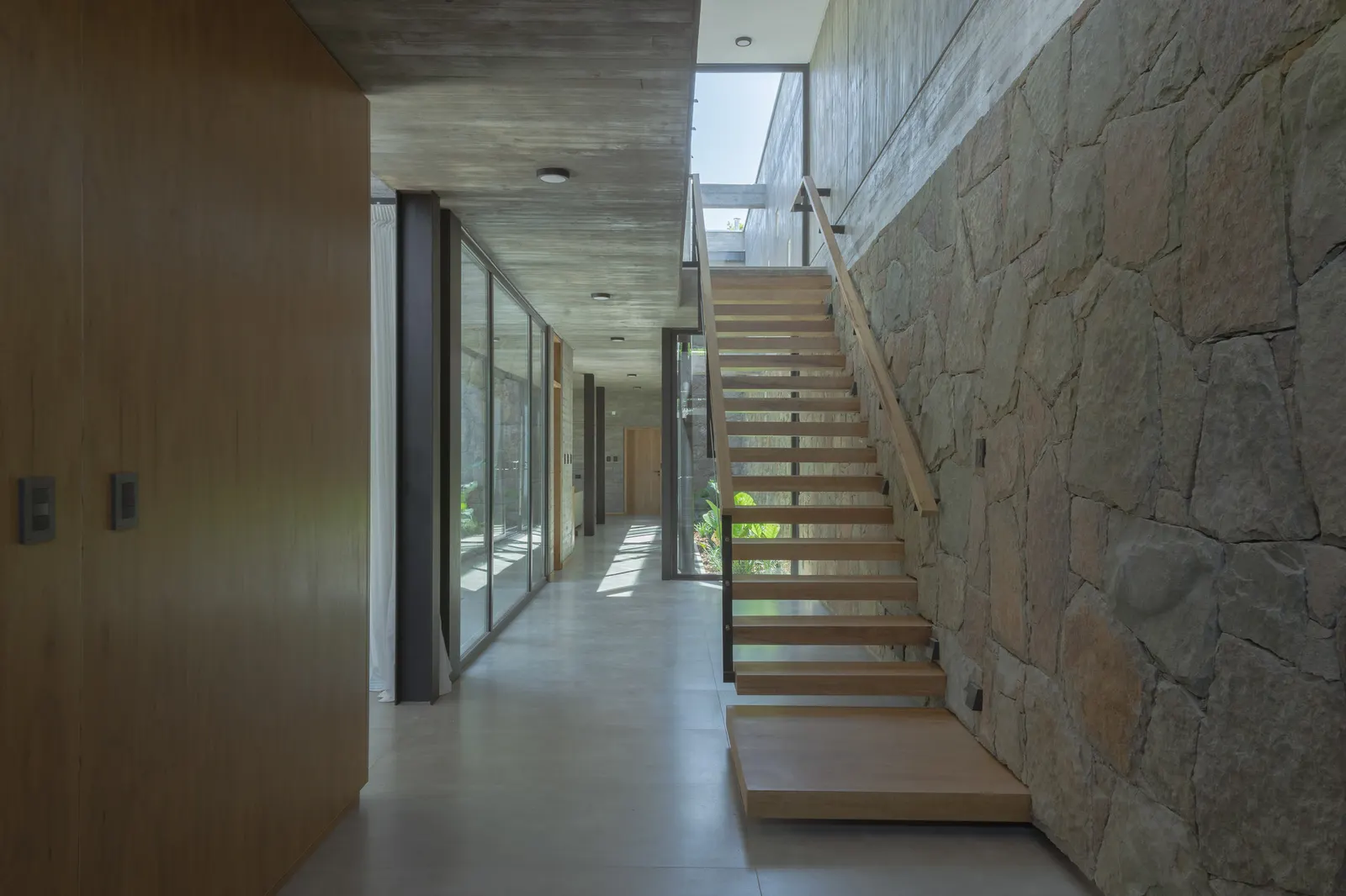 H1 House / Genovesi Arquitectos — дом в Сан-Рафаэле, встроенный в зеленую городскую ткань