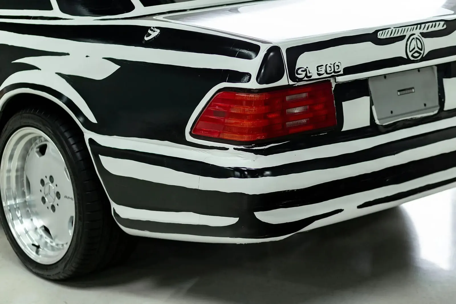 Joshua Vides превратил Mercedes-Benz SL500 1997 года в автомобильный эскиз и выставил его на аукцион