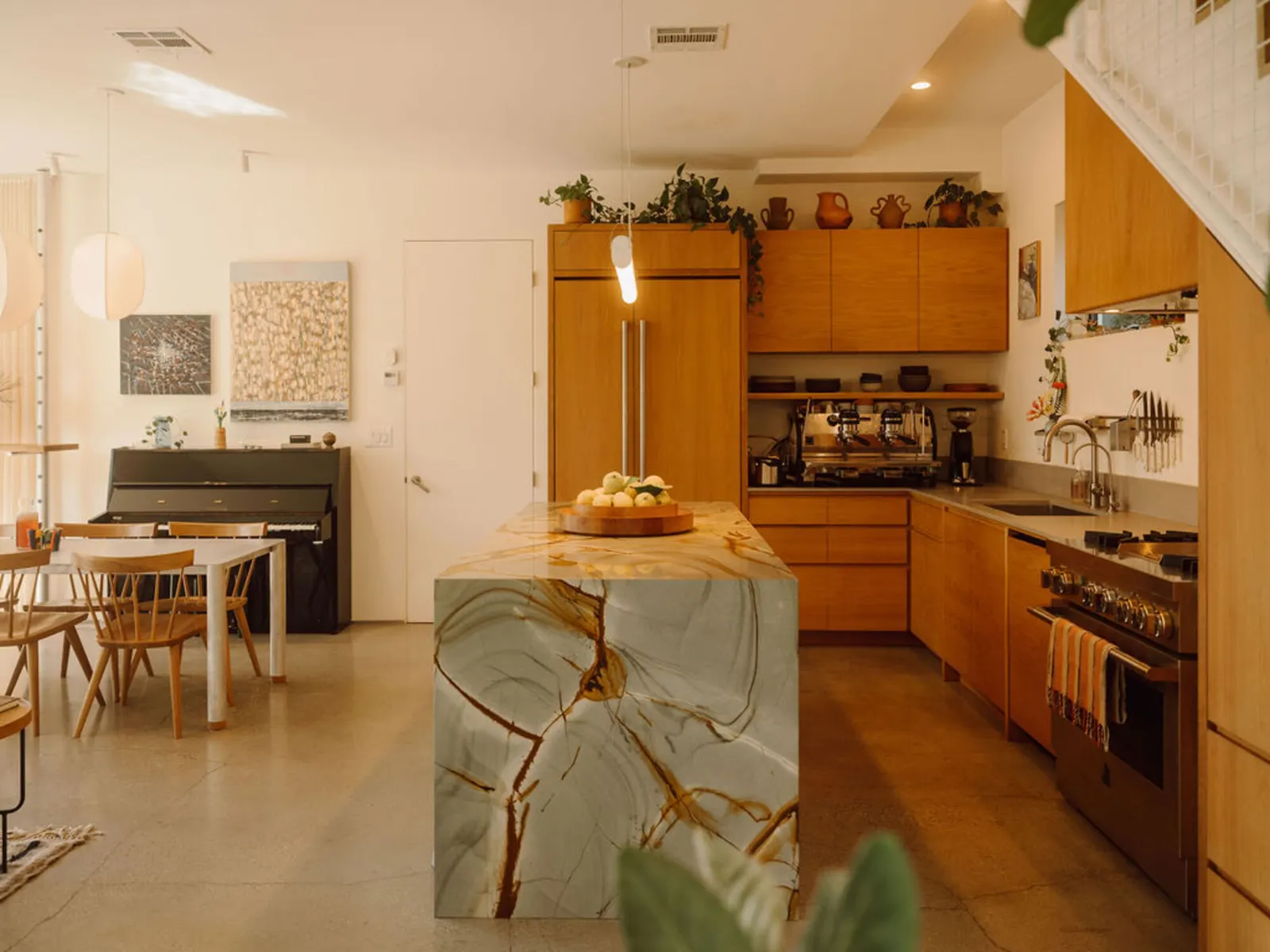 Дом Granada Echo Park House / Granada Form: белый кубический ADU в Angelino Heights
