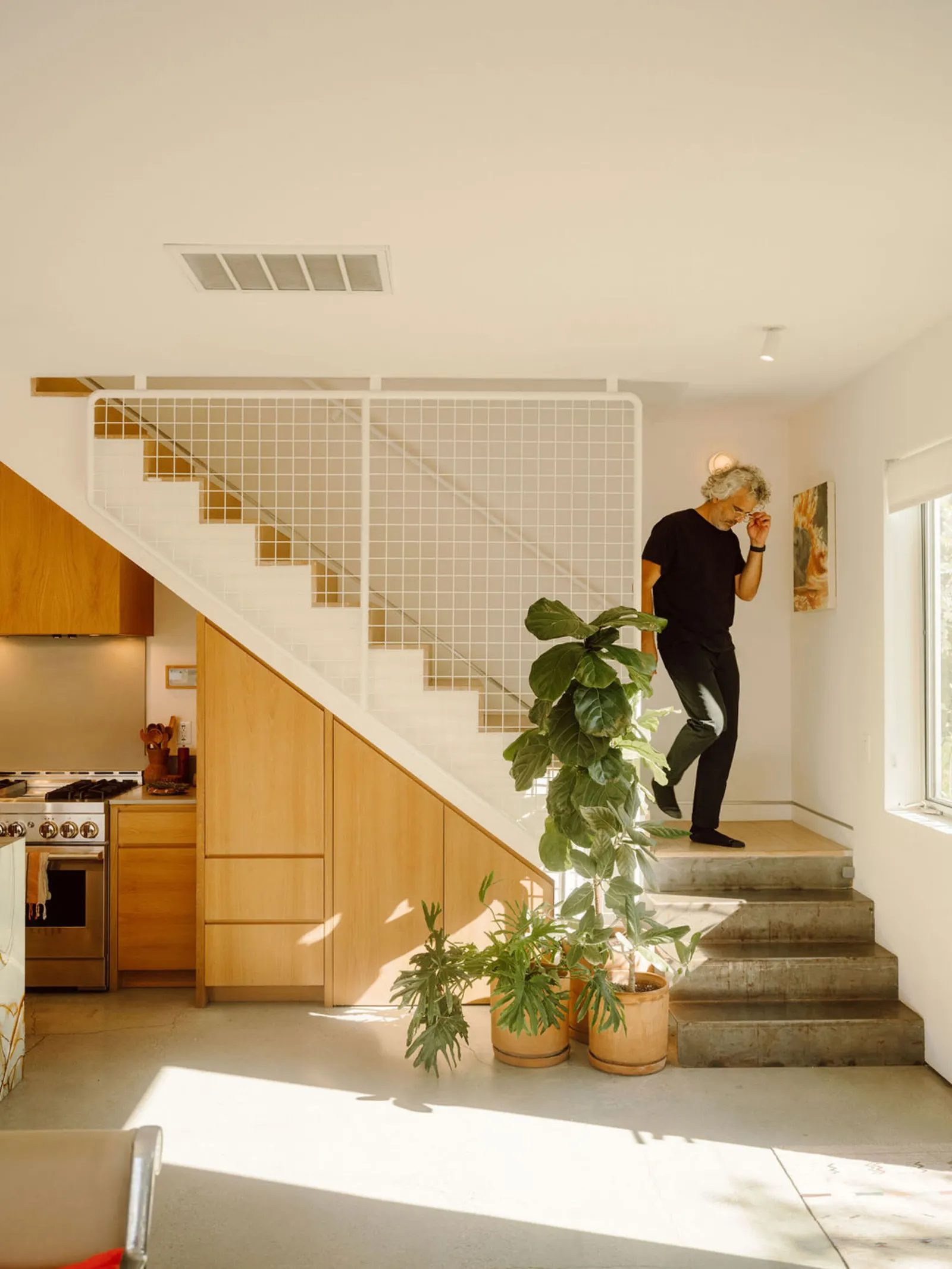 Дом Granada Echo Park House / Granada Form: белый кубический ADU в Angelino Heights