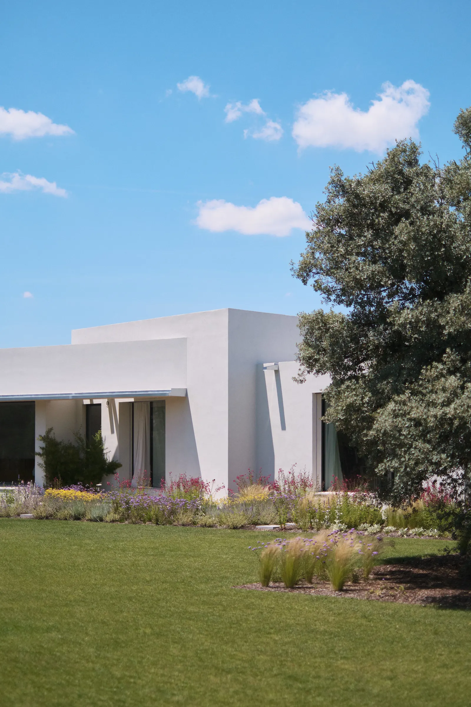 Breeze House / Ábaton: новый дом в Мадриде, где архитектура работает с природой и светом