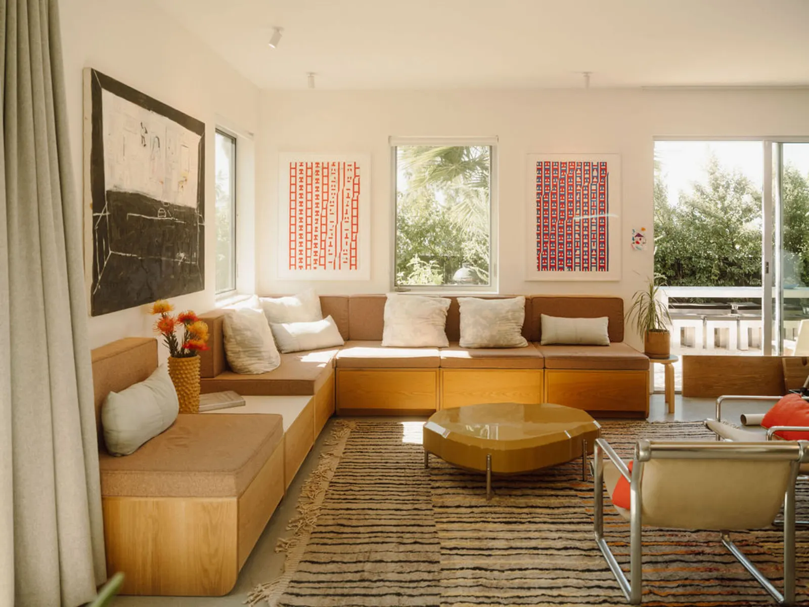 Дом Granada Echo Park House / Granada Form: белый кубический ADU в Angelino Heights