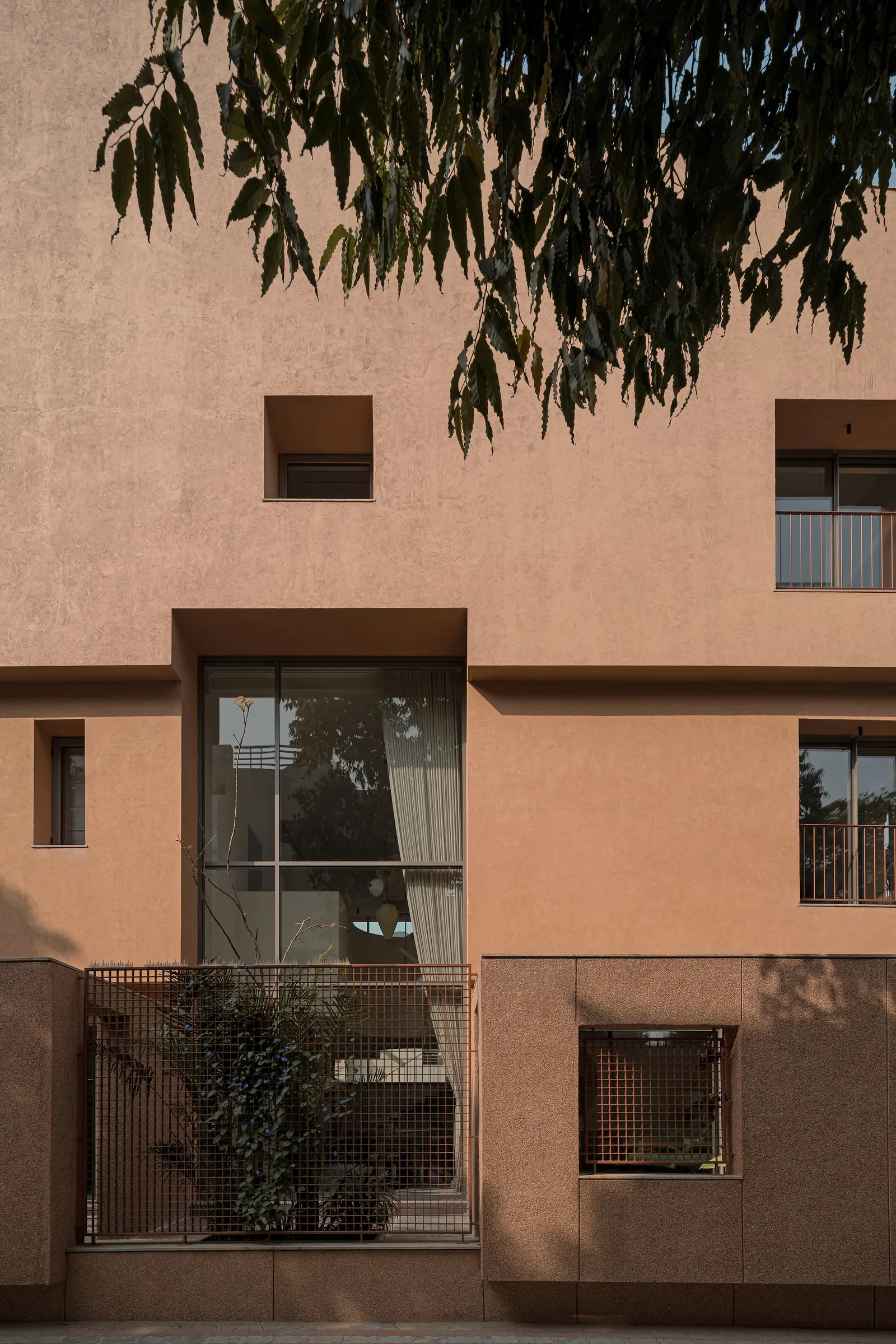 LJ House / Studio Saransh + IKSOI