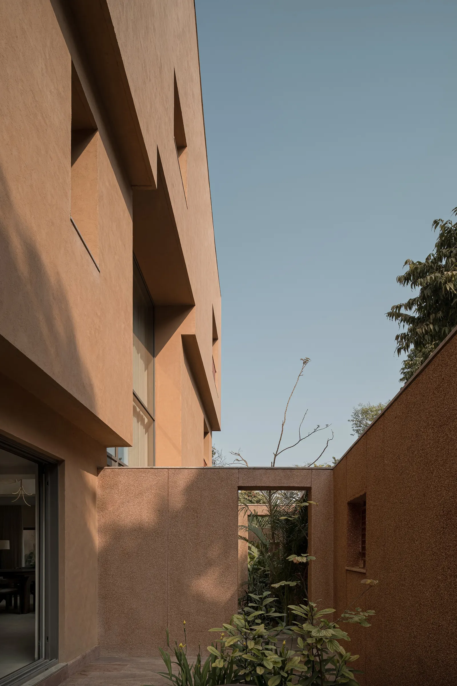 LJ House / Studio Saransh + IKSOI