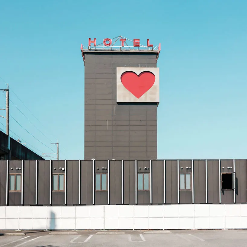 Причудливые фасады придорожных love hotels в Японии: фото-дневник Франсуа Проста