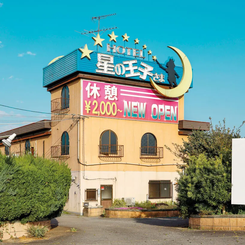 Причудливые фасады придорожных love hotels в Японии: фото-дневник Франсуа Проста