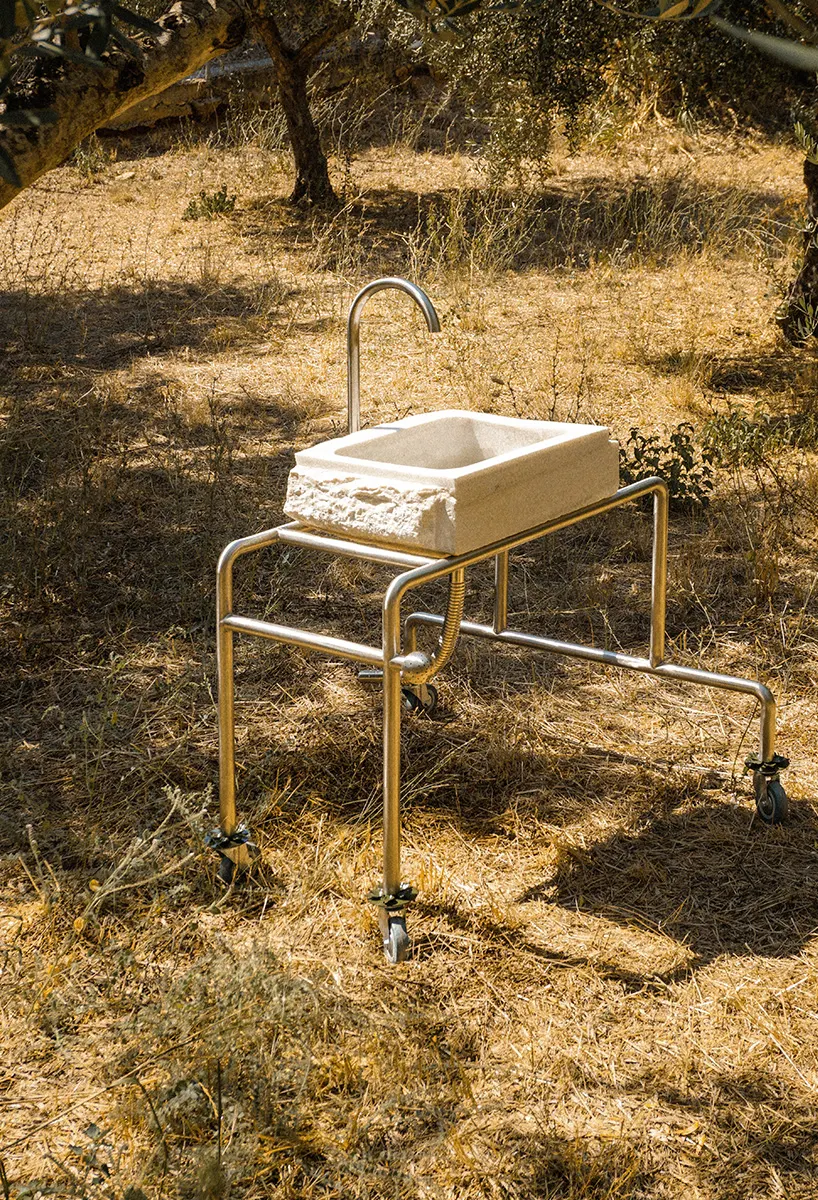 Константинос Гунас превращает reclaimed marble sink в мобильную wash station