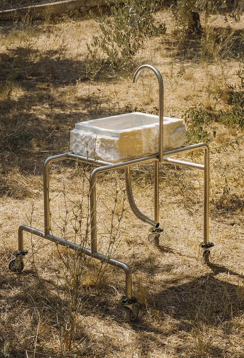 Константинос Гунас превращает reclaimed marble sink в мобильную wash station