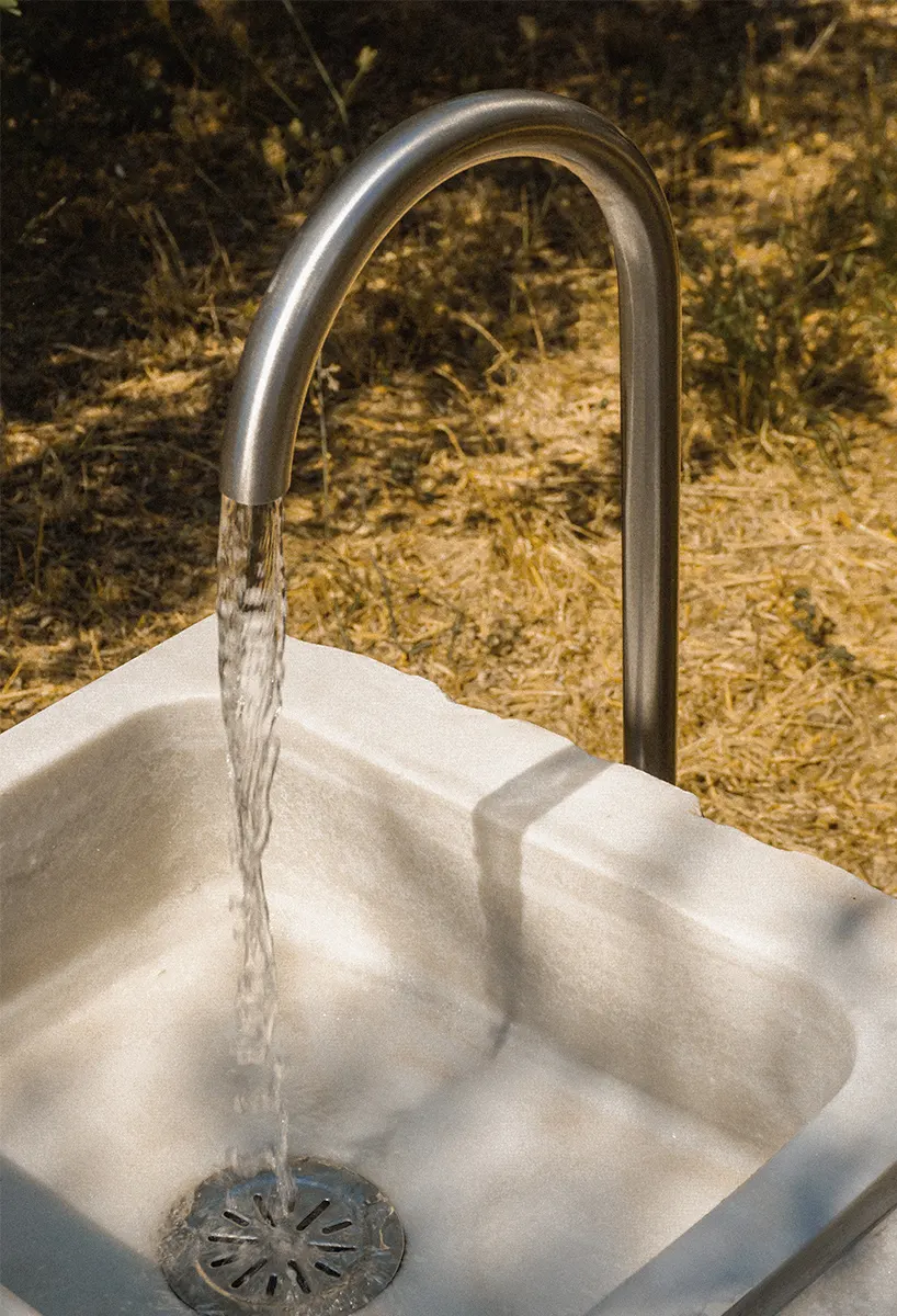 Константинос Гунас превращает reclaimed marble sink в мобильную wash station