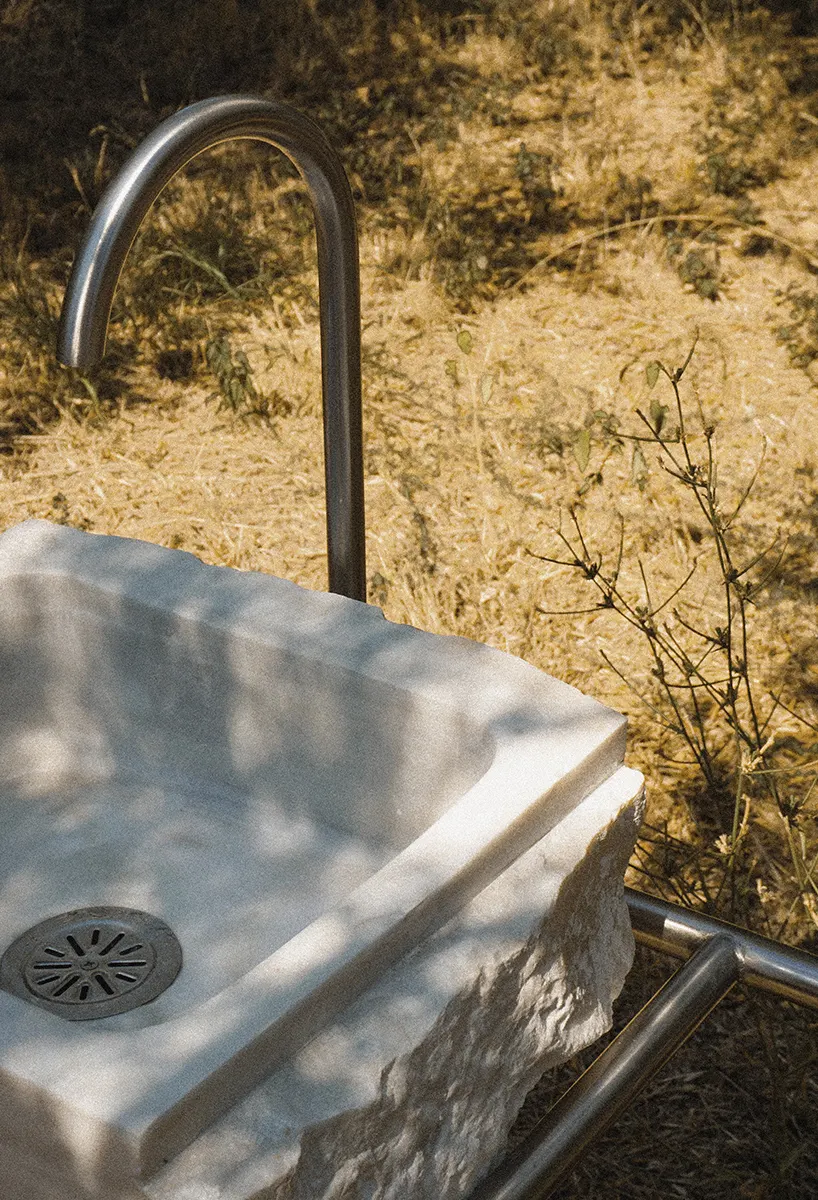 Константинос Гунас превращает reclaimed marble sink в мобильную wash station